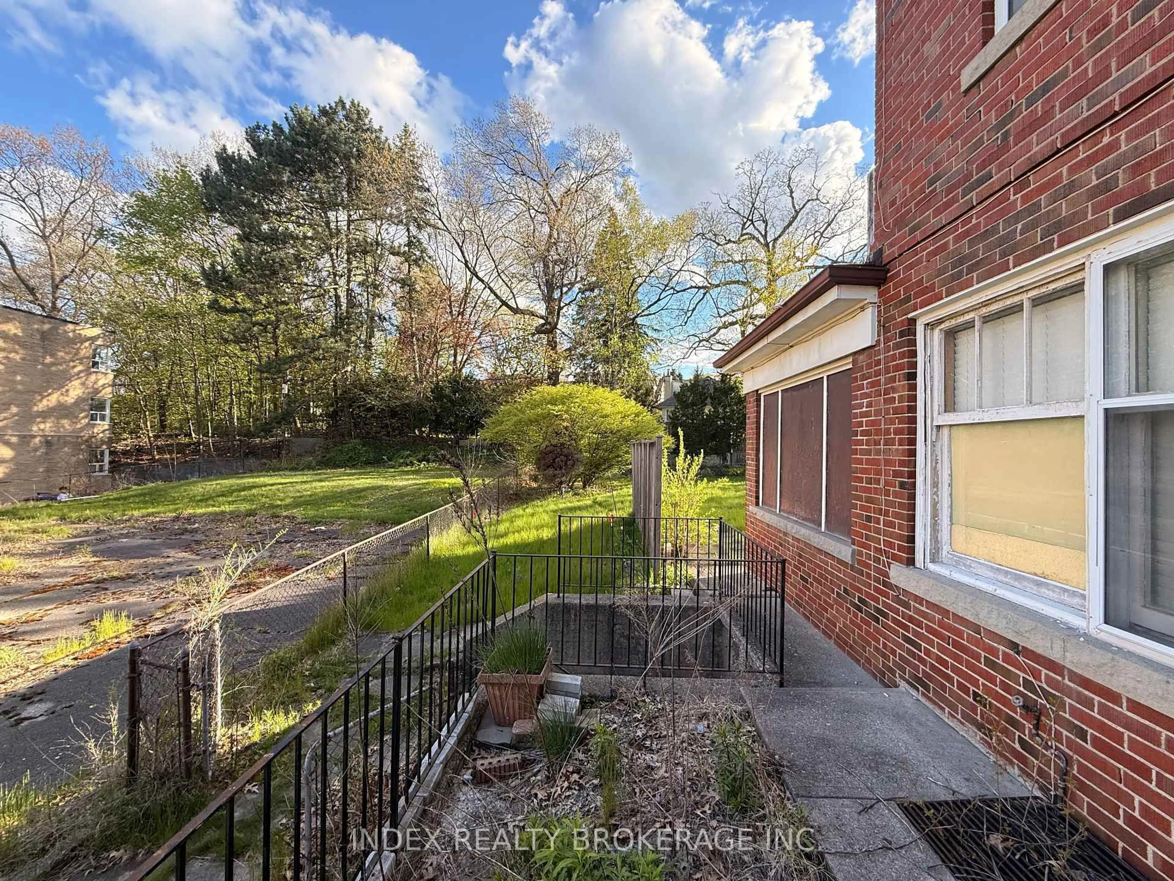 A pic from outside/outdoor area/front of a property/back of a property/a pic from drone, street for 21 Anglesey Blvd, Toronto Ontario M9A 3B4