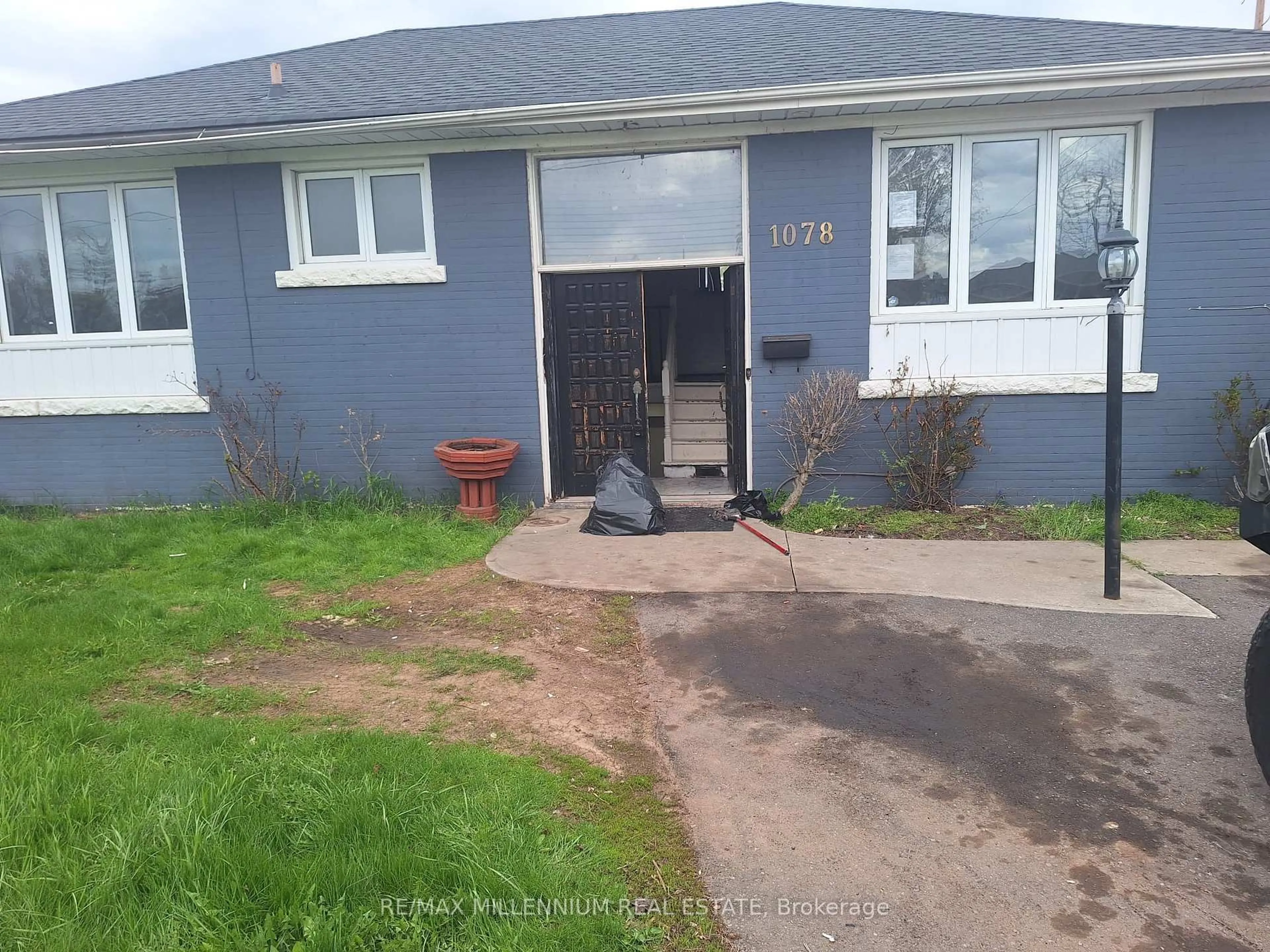 Unknown for 1078 Pinegrove Rd, Oakville Ontario L6L 2W4