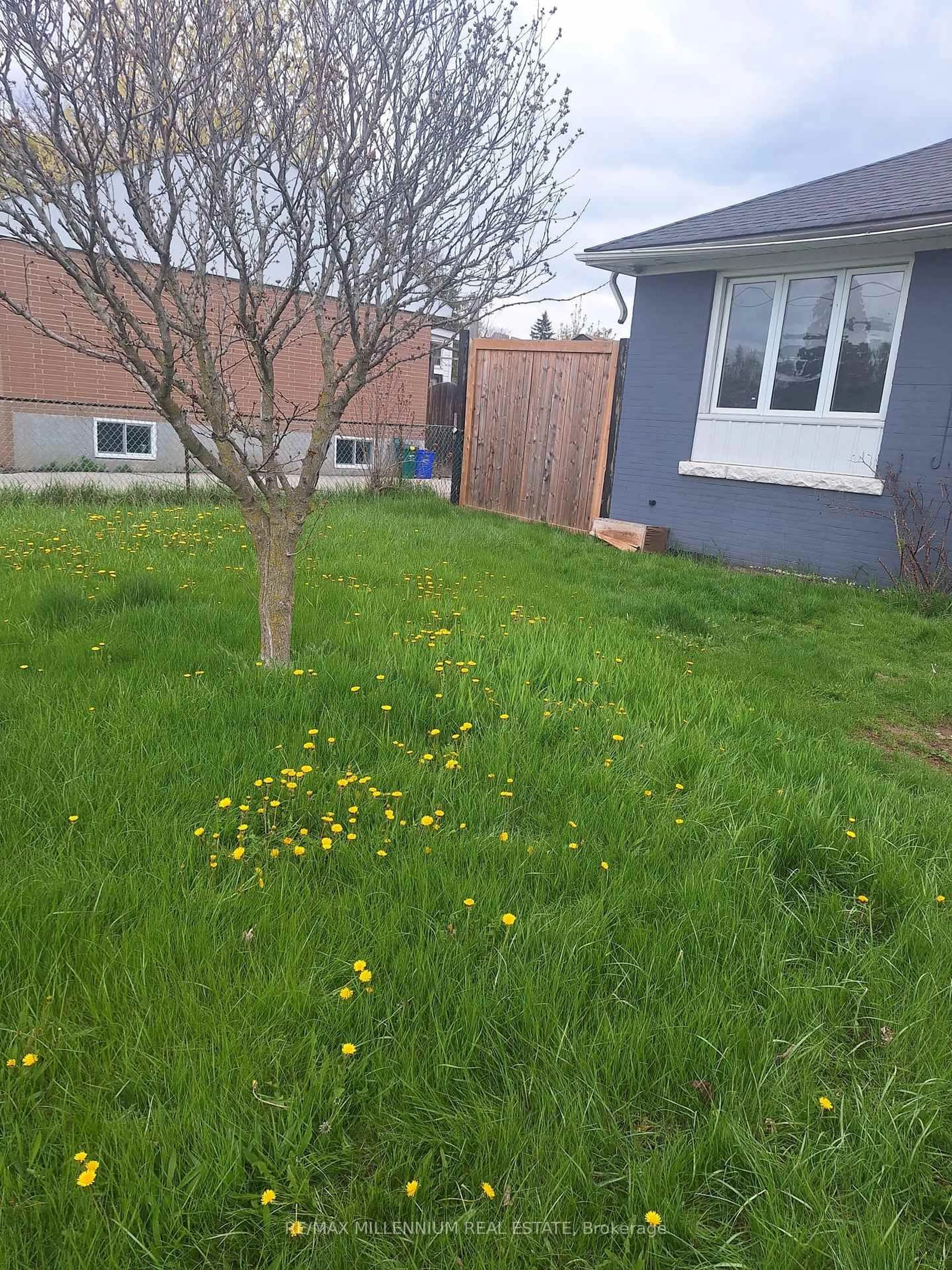 A pic from outside/outdoor area/front of a property/back of a property/a pic from drone, street for 1078 Pinegrove Rd, Oakville Ontario L6L 2W4
