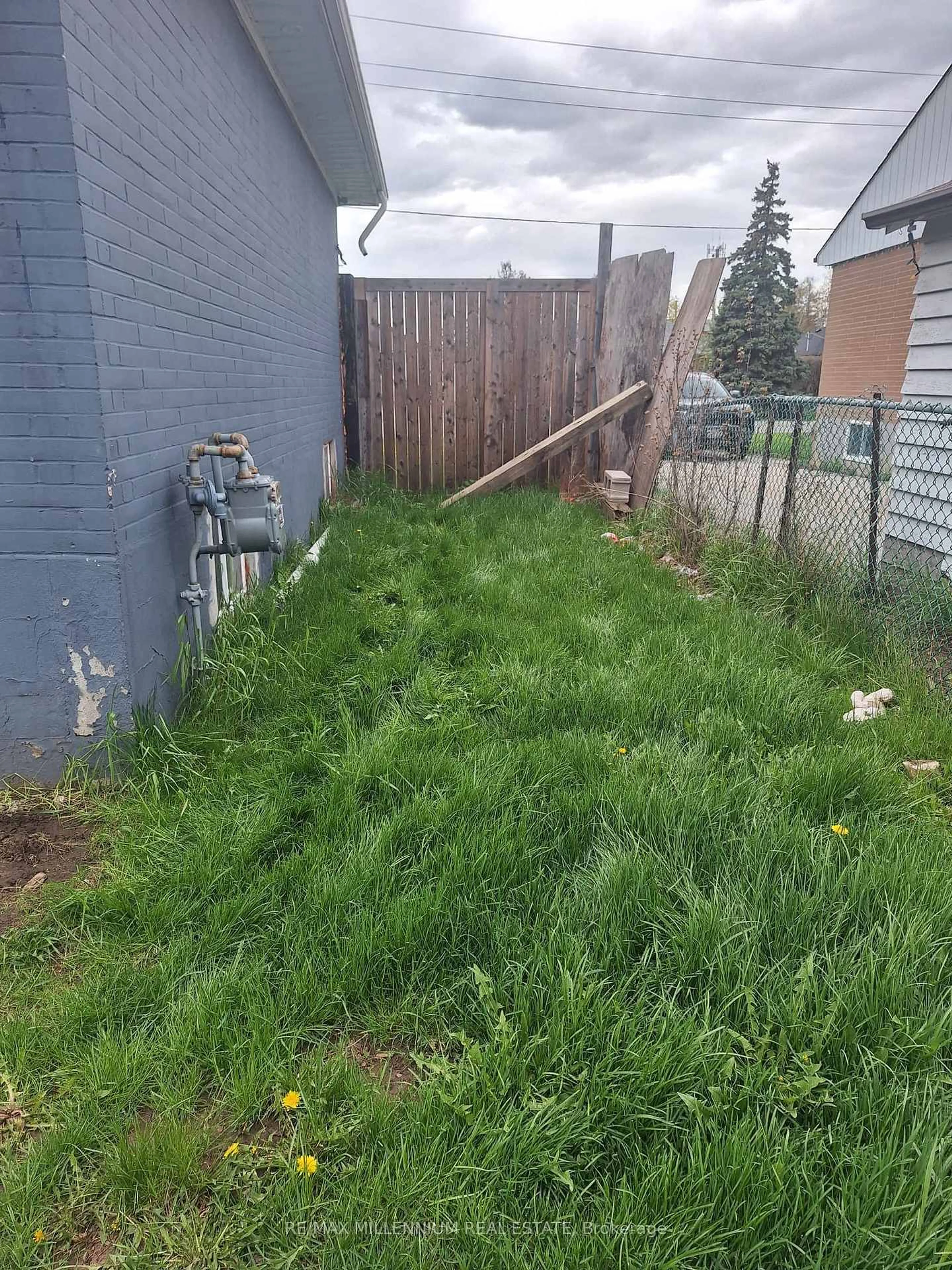 A pic from outside/outdoor area/front of a property/back of a property/a pic from drone, street for 1078 Pinegrove Rd, Oakville Ontario L6L 2W4