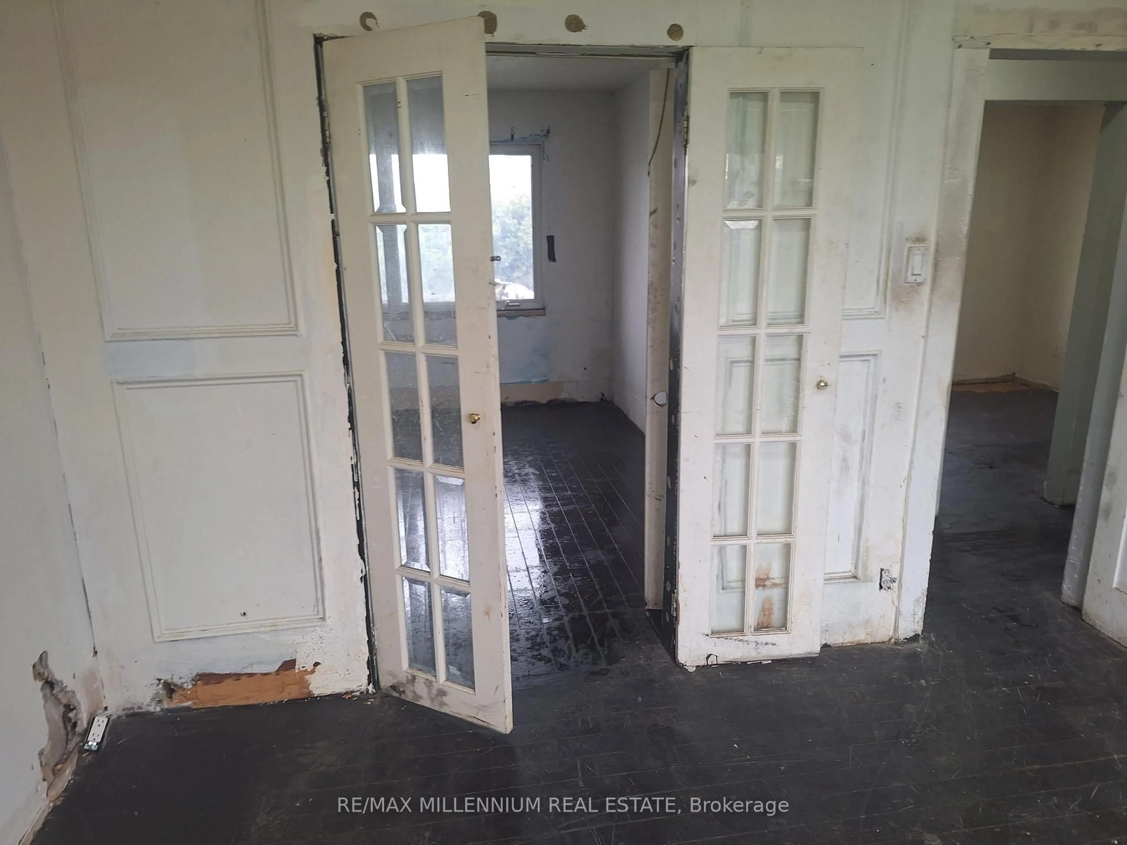 A pic of a room for 1078 Pinegrove Rd, Oakville Ontario L6L 2W4