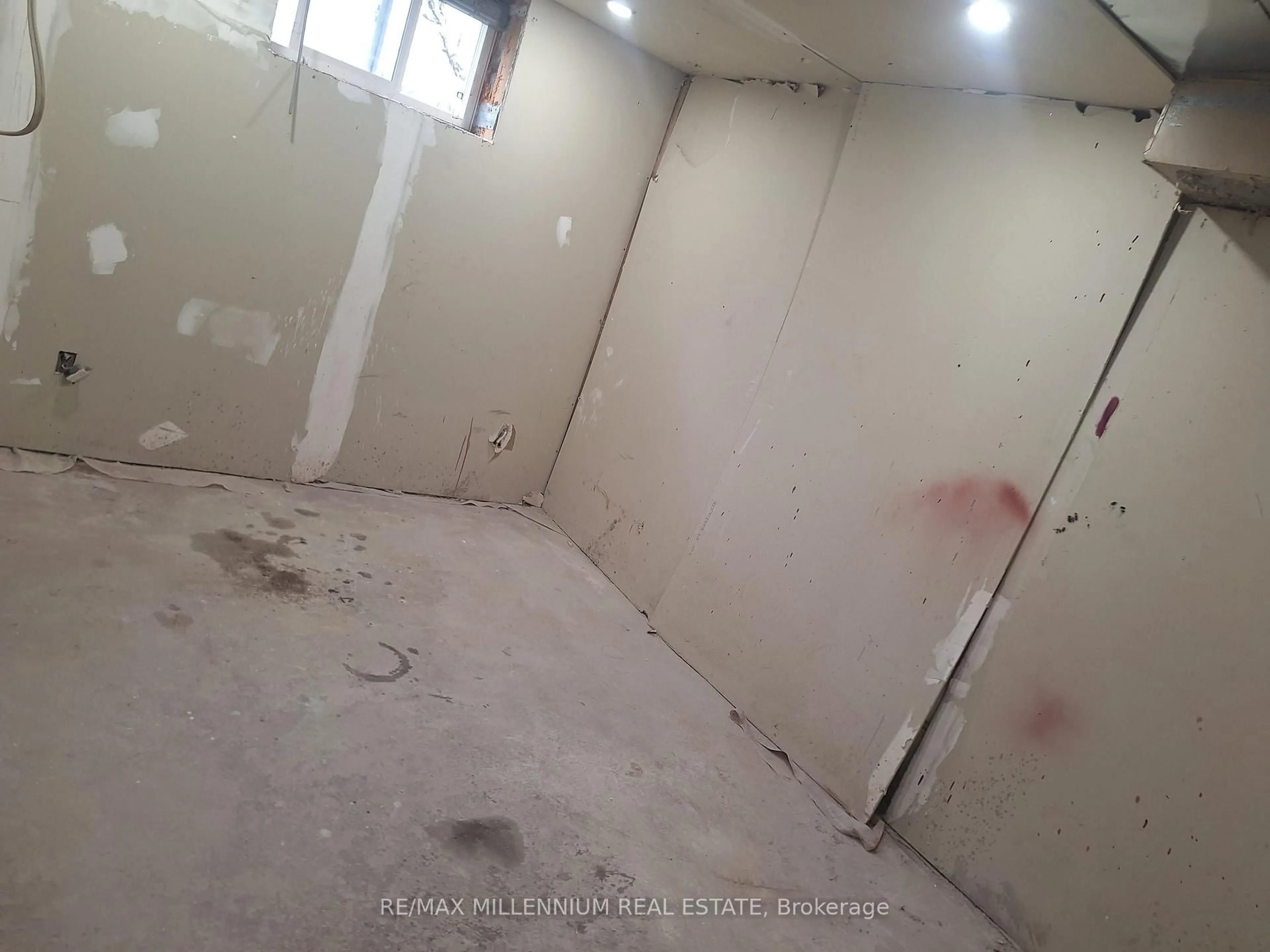 A pic of a room for 1078 Pinegrove Rd, Oakville Ontario L6L 2W4