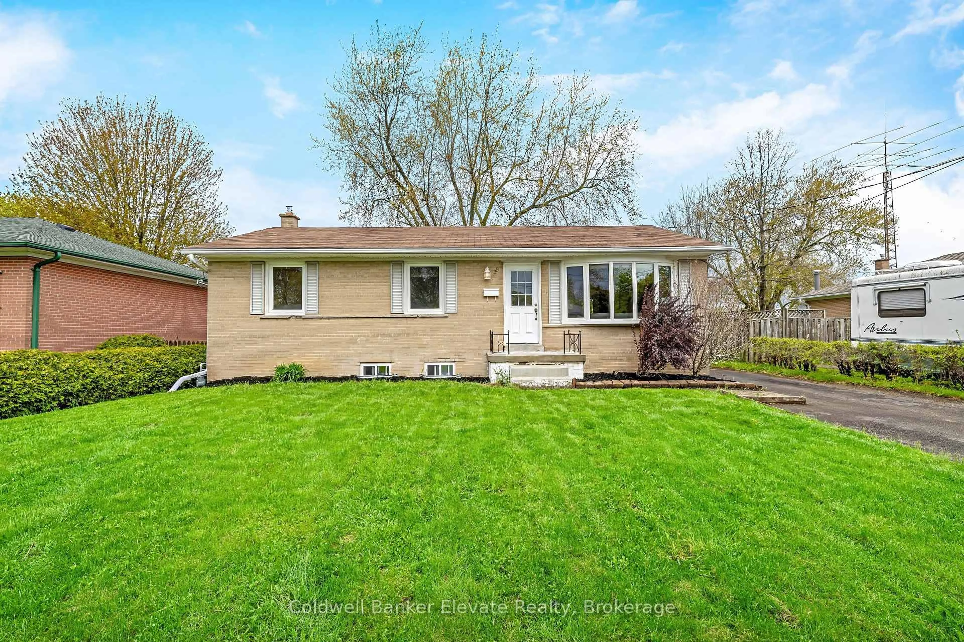 Home with vinyl exterior material, street for 39 McGilvray Cres, Halton Hills Ontario L7G 1L7