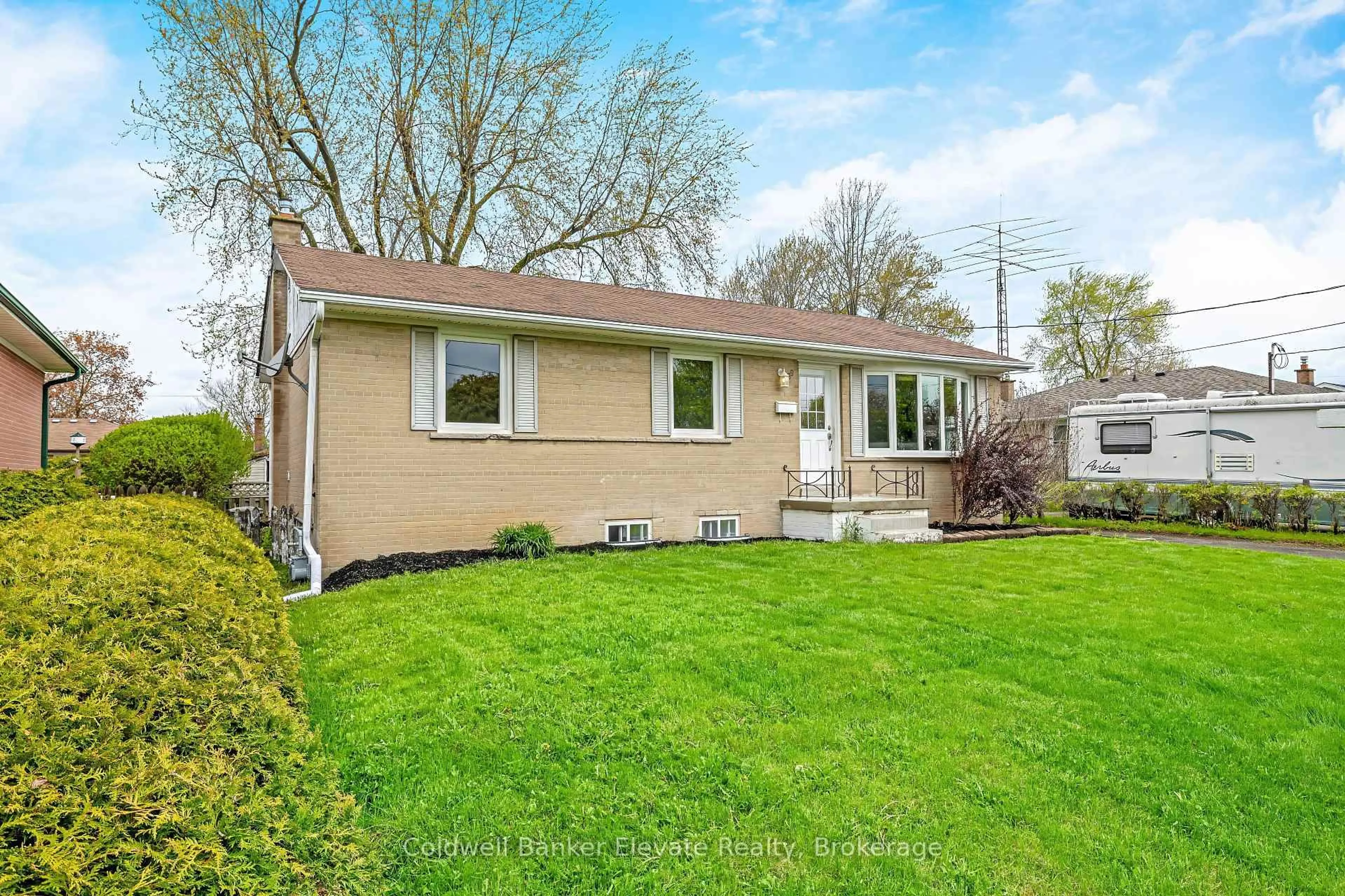Home with vinyl exterior material, street for 39 McGilvray Cres, Halton Hills Ontario L7G 1L7