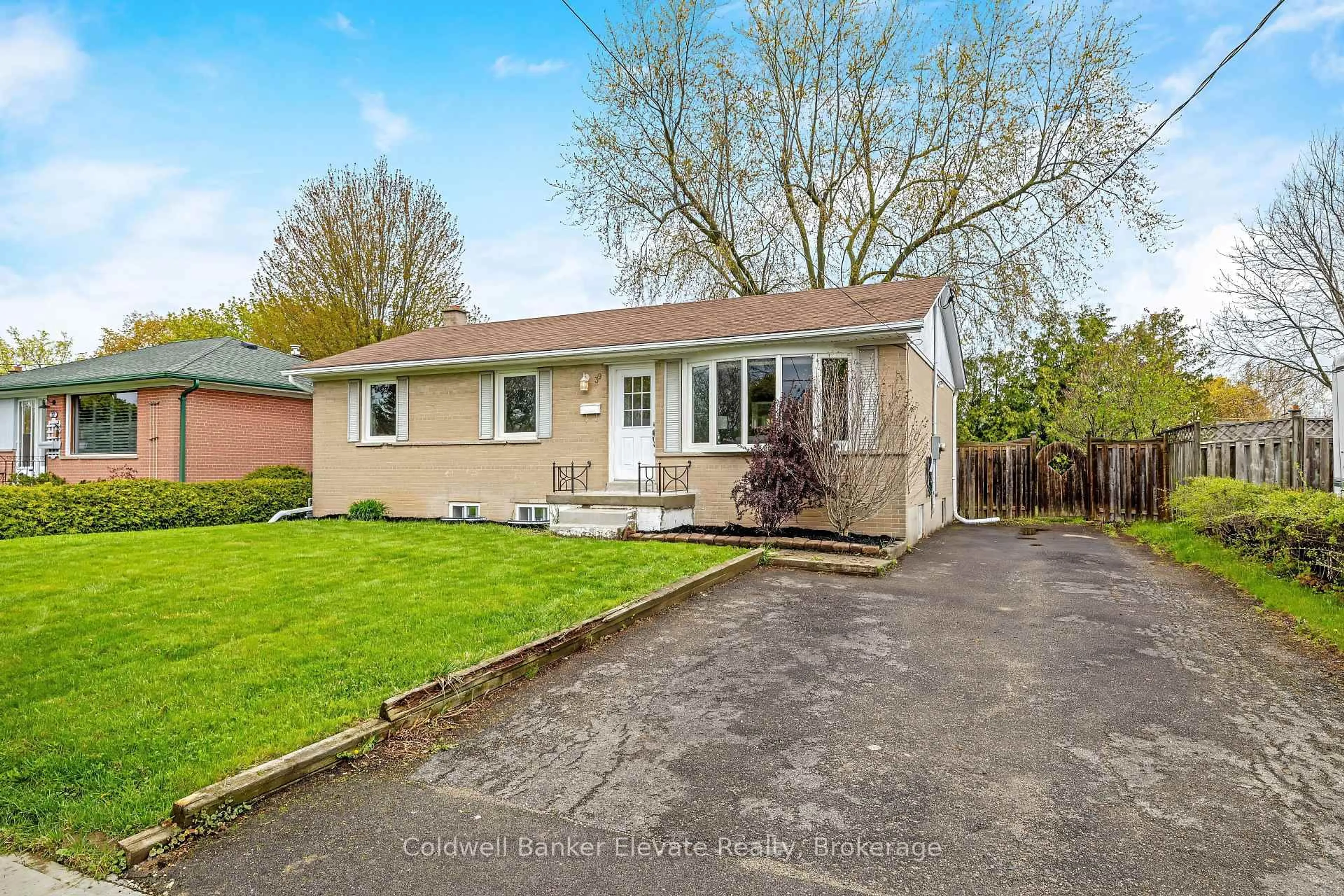Home with vinyl exterior material, street for 39 McGilvray Cres, Halton Hills Ontario L7G 1L7