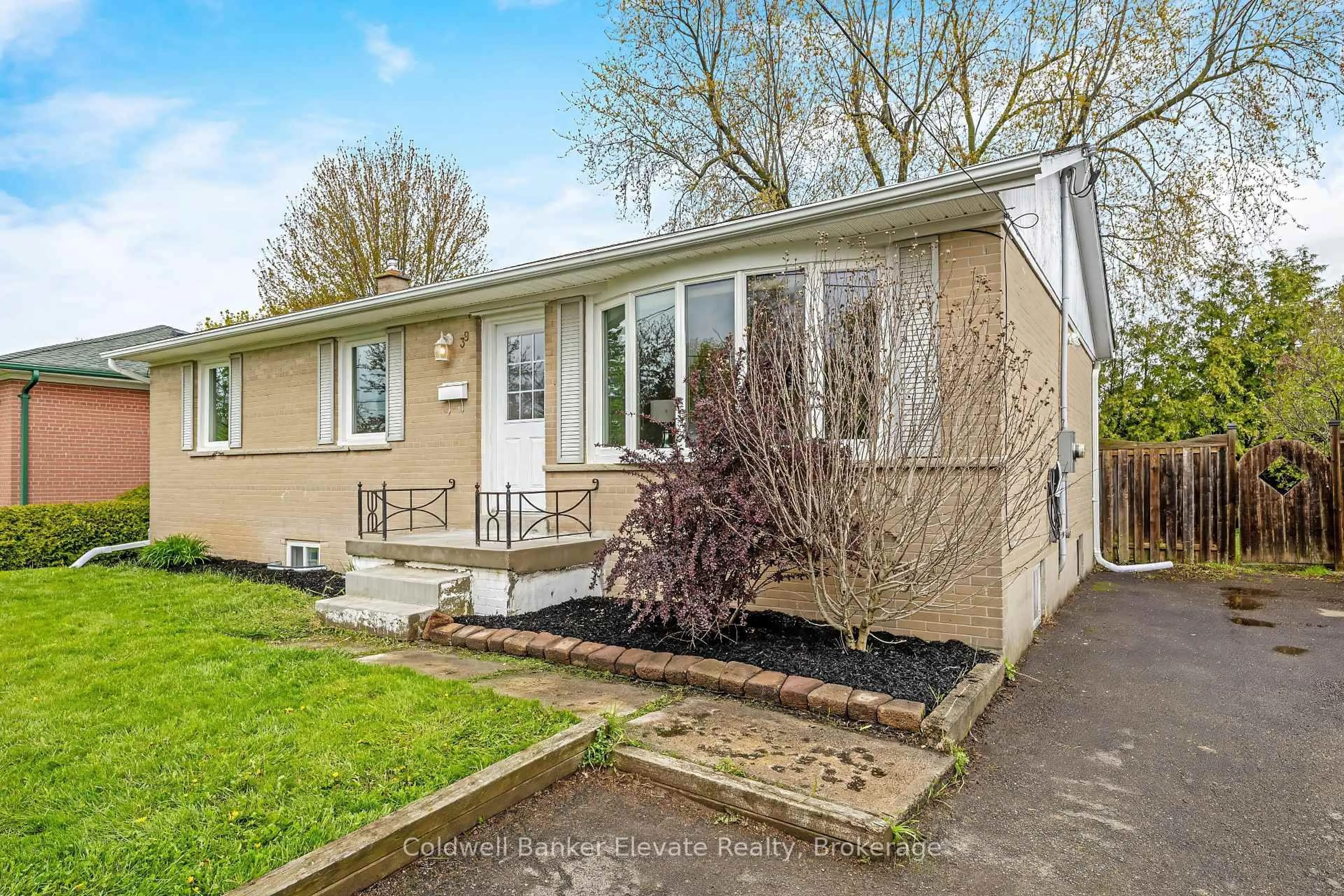 Home with vinyl exterior material, street for 39 McGilvray Cres, Halton Hills Ontario L7G 1L7