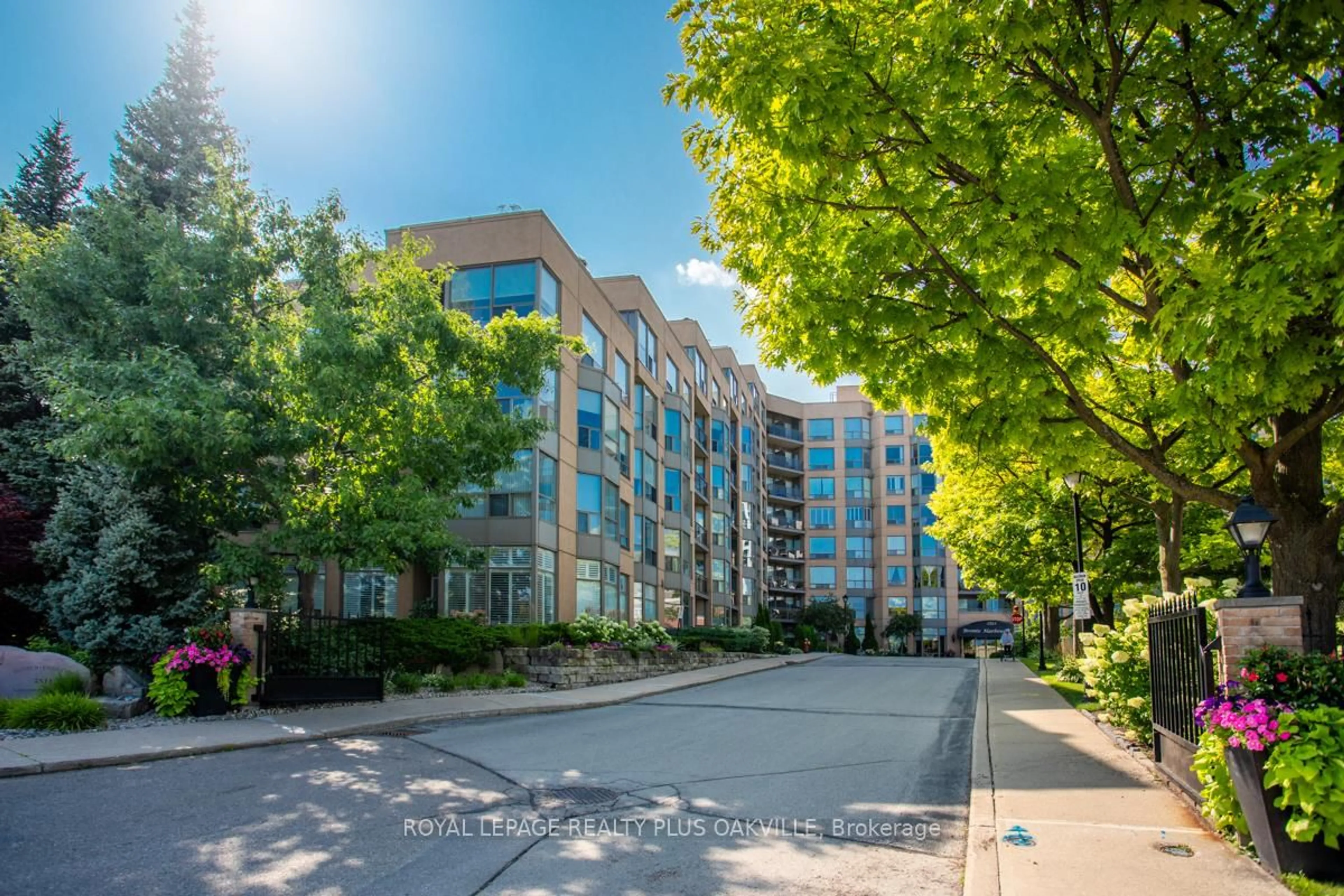 A pic from outside/outdoor area/front of a property/back of a property/a pic from drone, street for 2511 Lakeshore Rd #207, Oakville Ontario L6L 6L9
