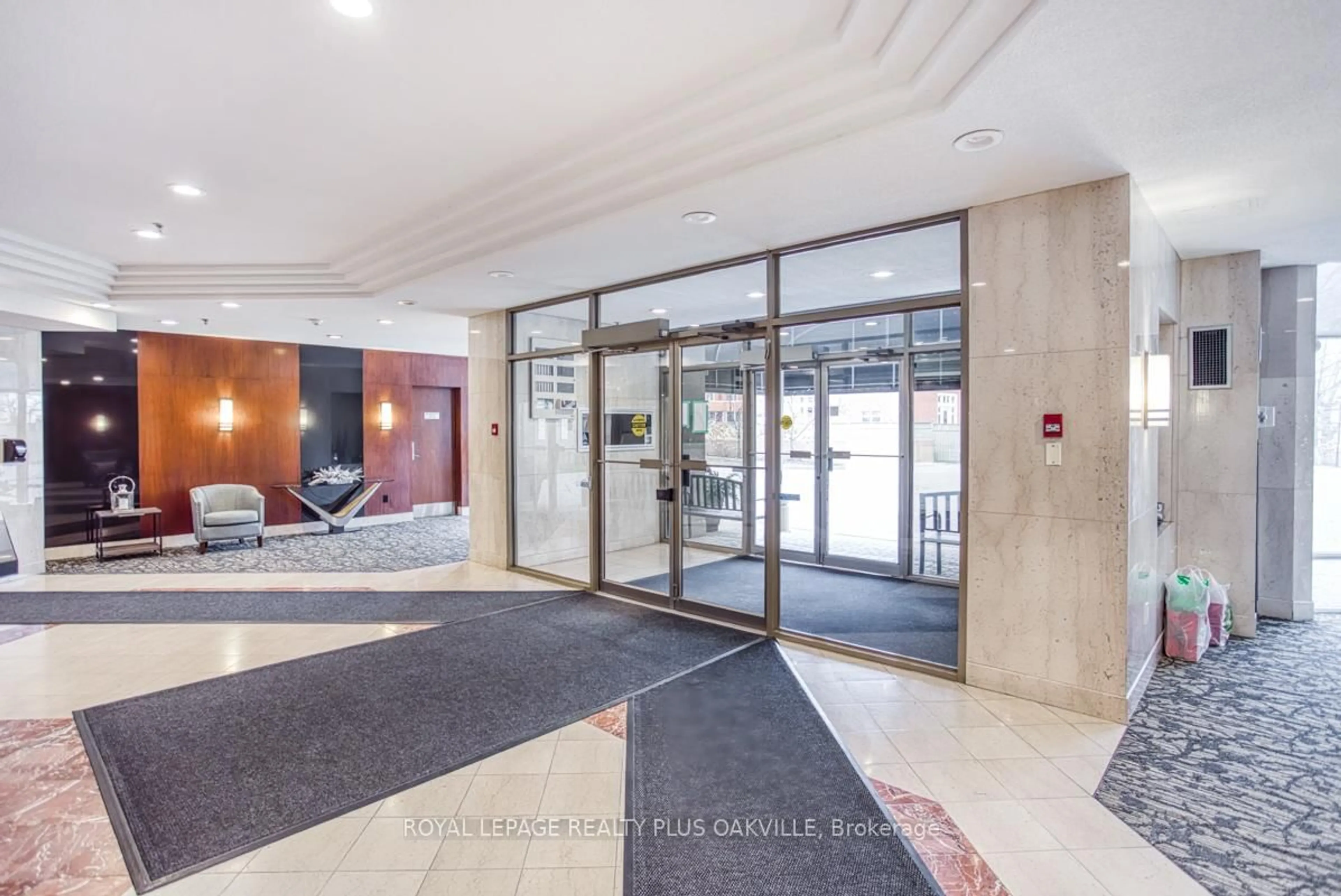 Indoor foyer for 2511 Lakeshore Rd #207, Oakville Ontario L6L 6L9