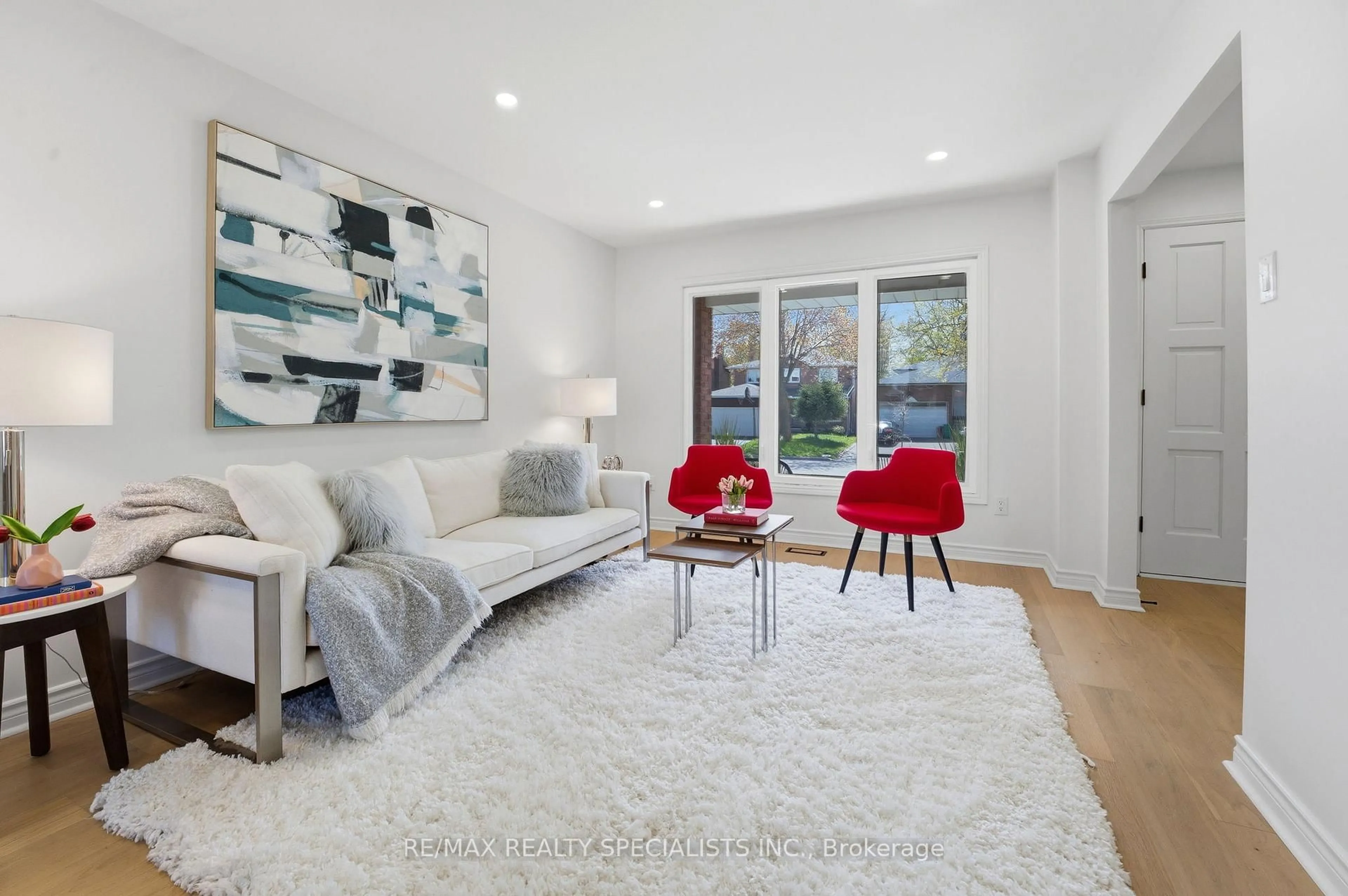 Living room with furniture, unknown for 1339 Willowbank Tr, Mississauga Ontario L4W 3P9