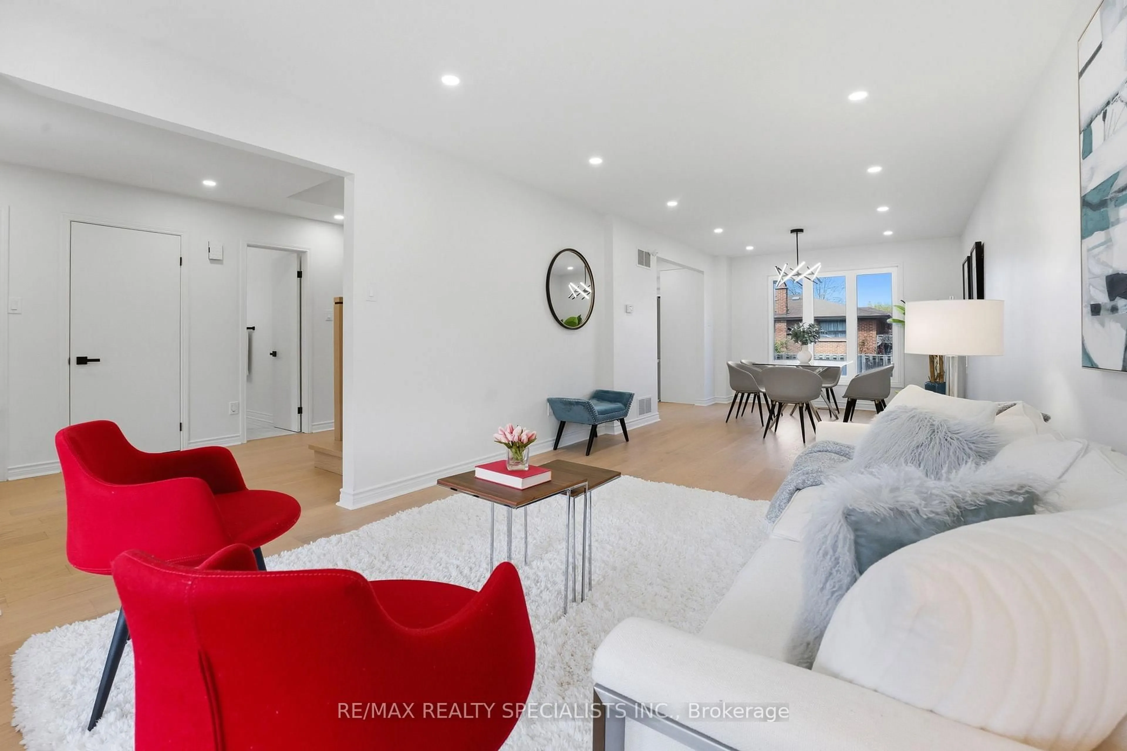 Living room with furniture, unknown for 1339 Willowbank Tr, Mississauga Ontario L4W 3P9