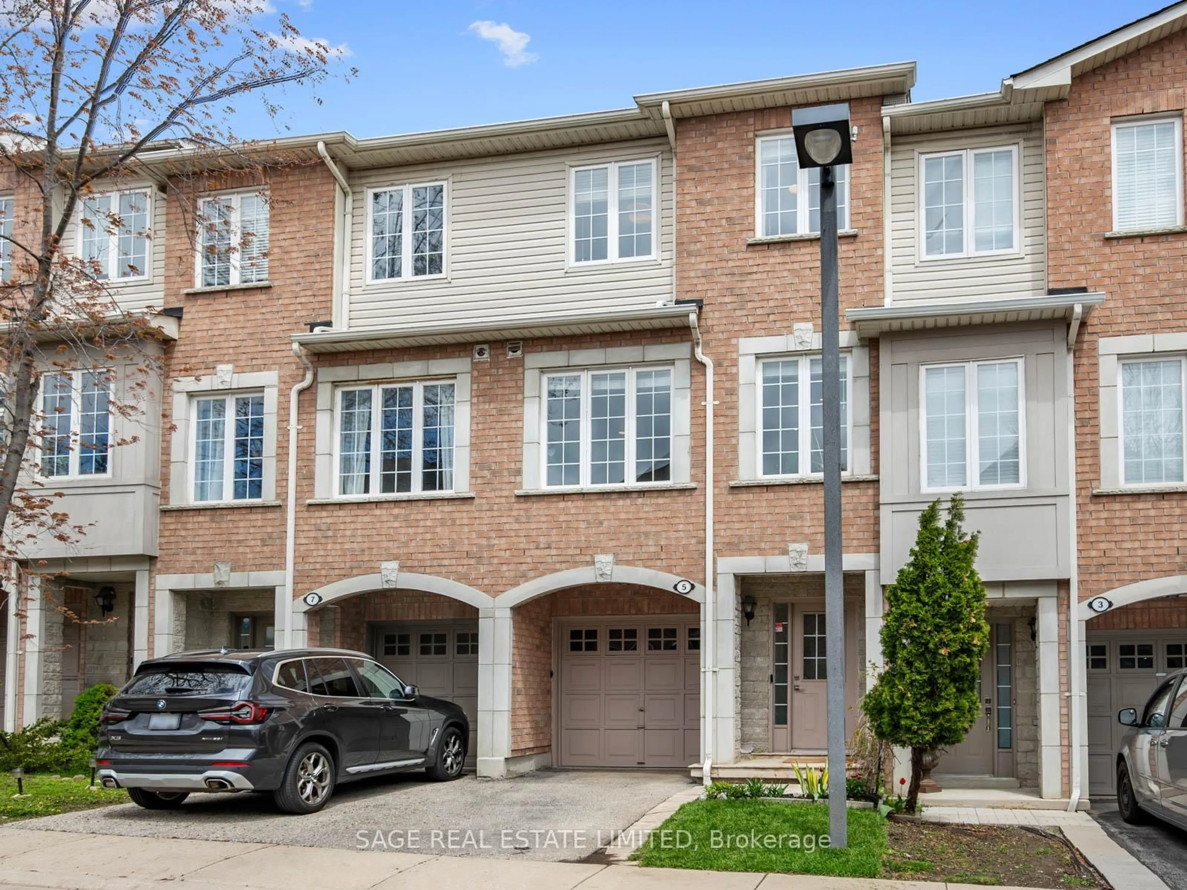 Home with brick exterior material, street for 3071 Treadwells Dr #5, Mississauga Ontario L4X 1L5