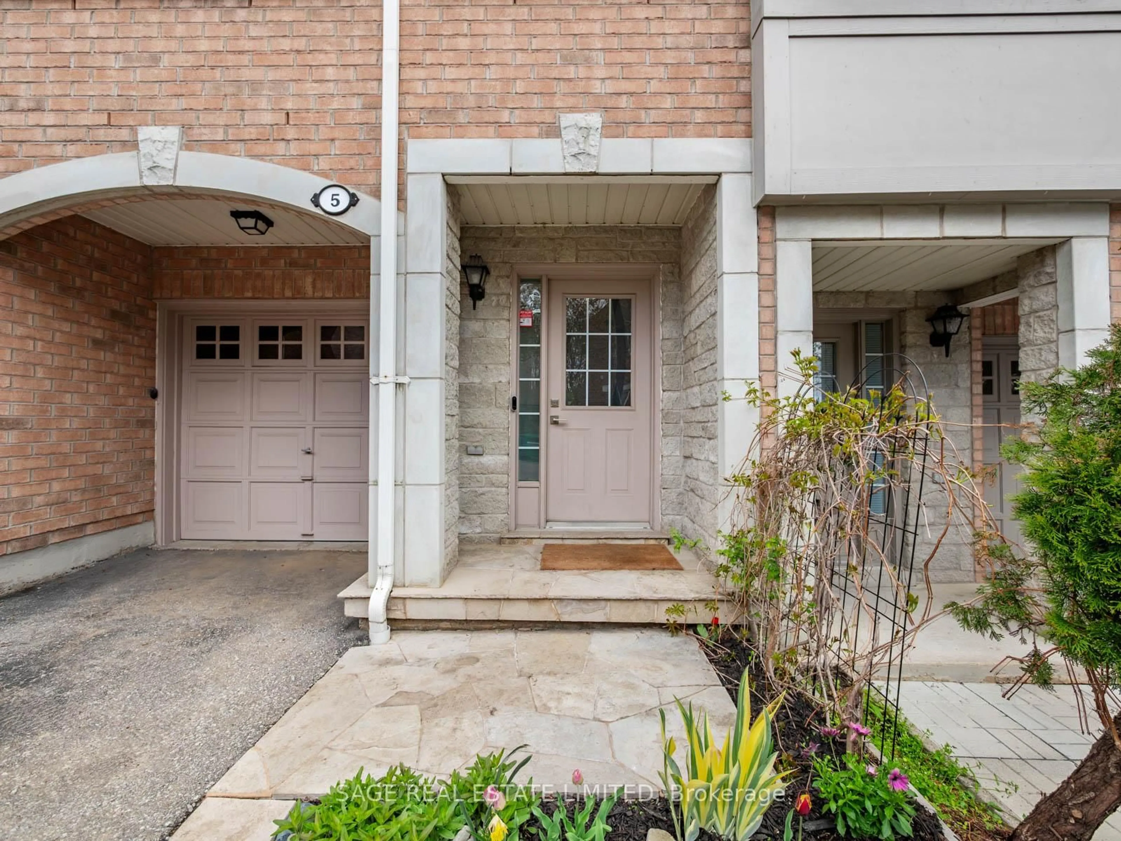 Unknown for 3071 Treadwells Dr #5, Mississauga Ontario L4X 1L5
