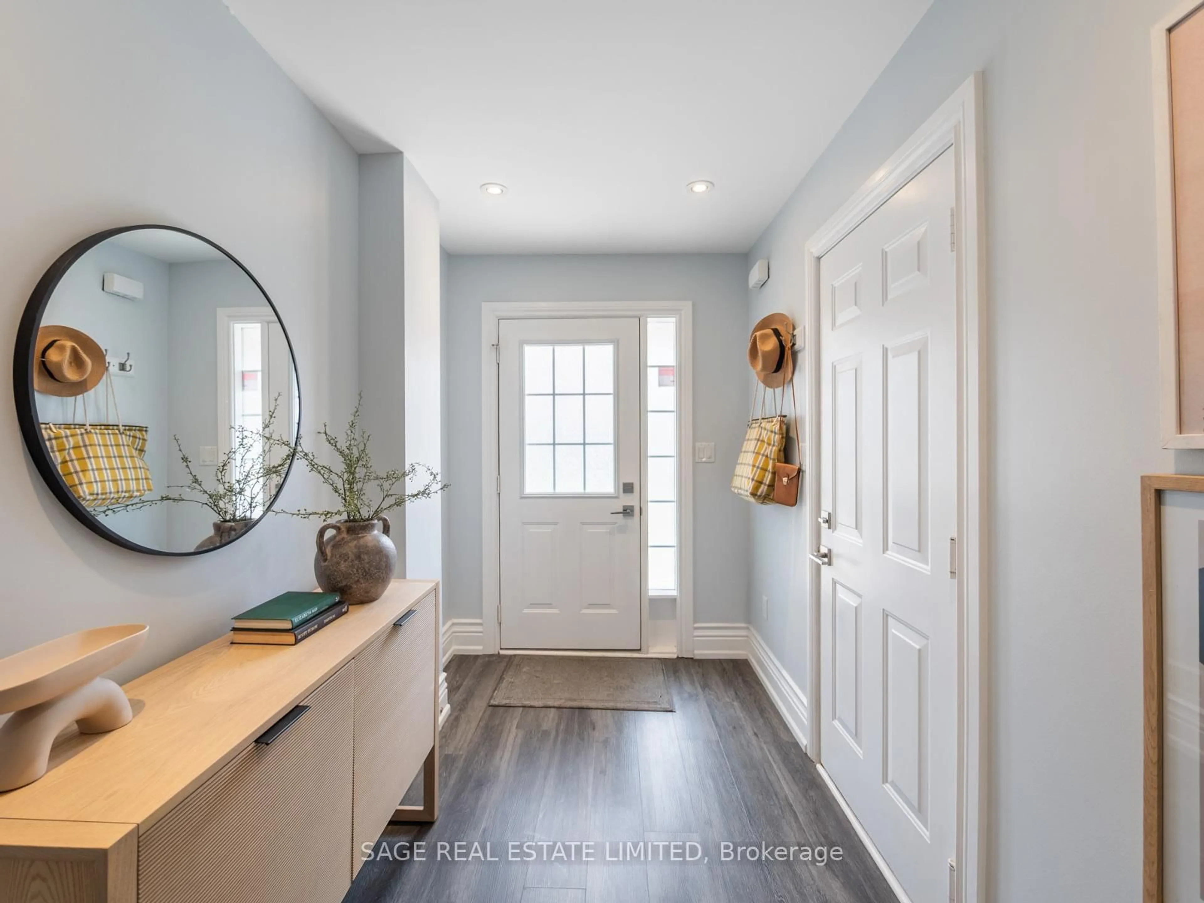 Indoor entryway for 3071 Treadwells Dr #5, Mississauga Ontario L4X 1L5