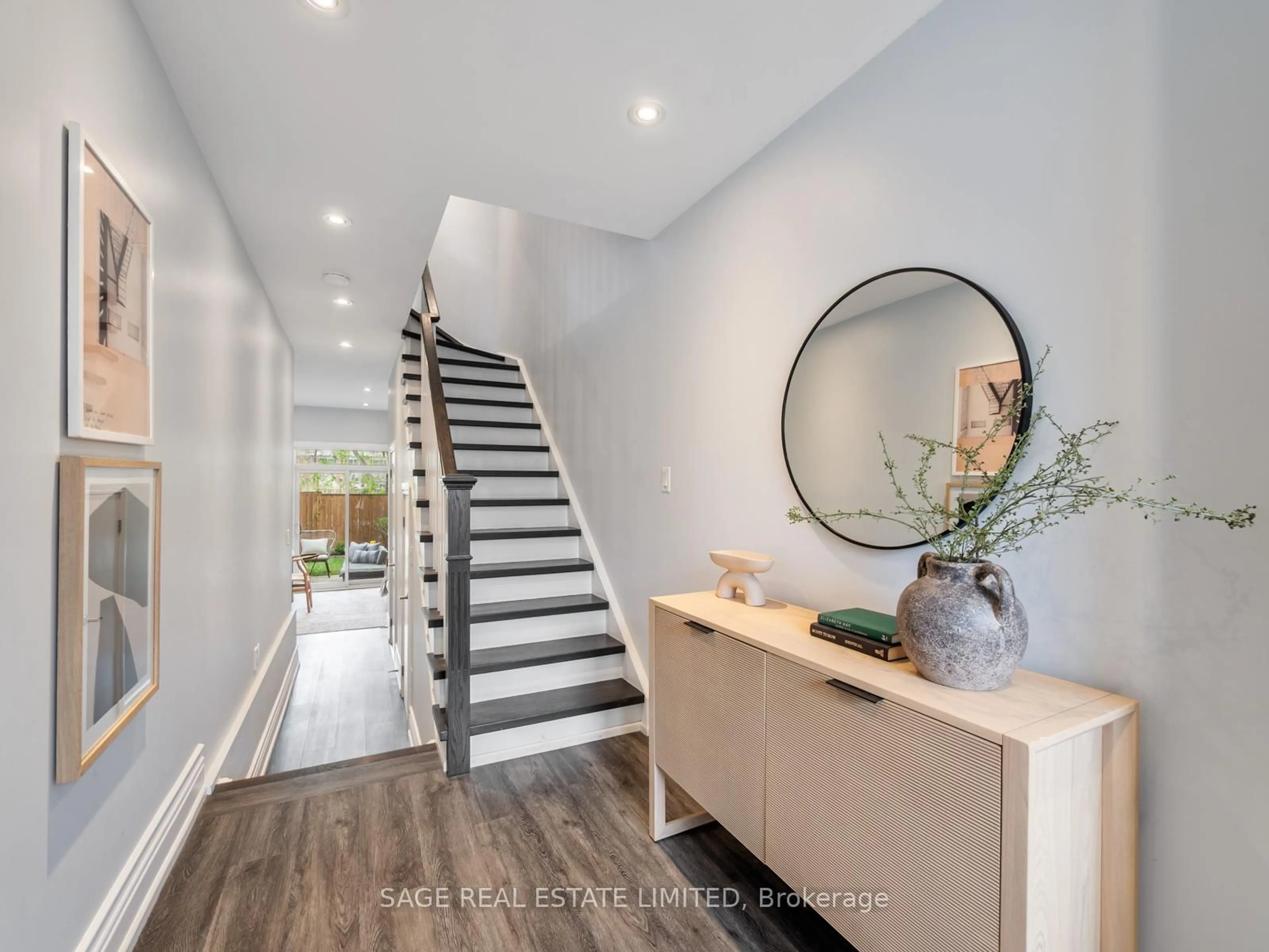 Indoor entryway for 3071 Treadwells Dr #5, Mississauga Ontario L4X 1L5
