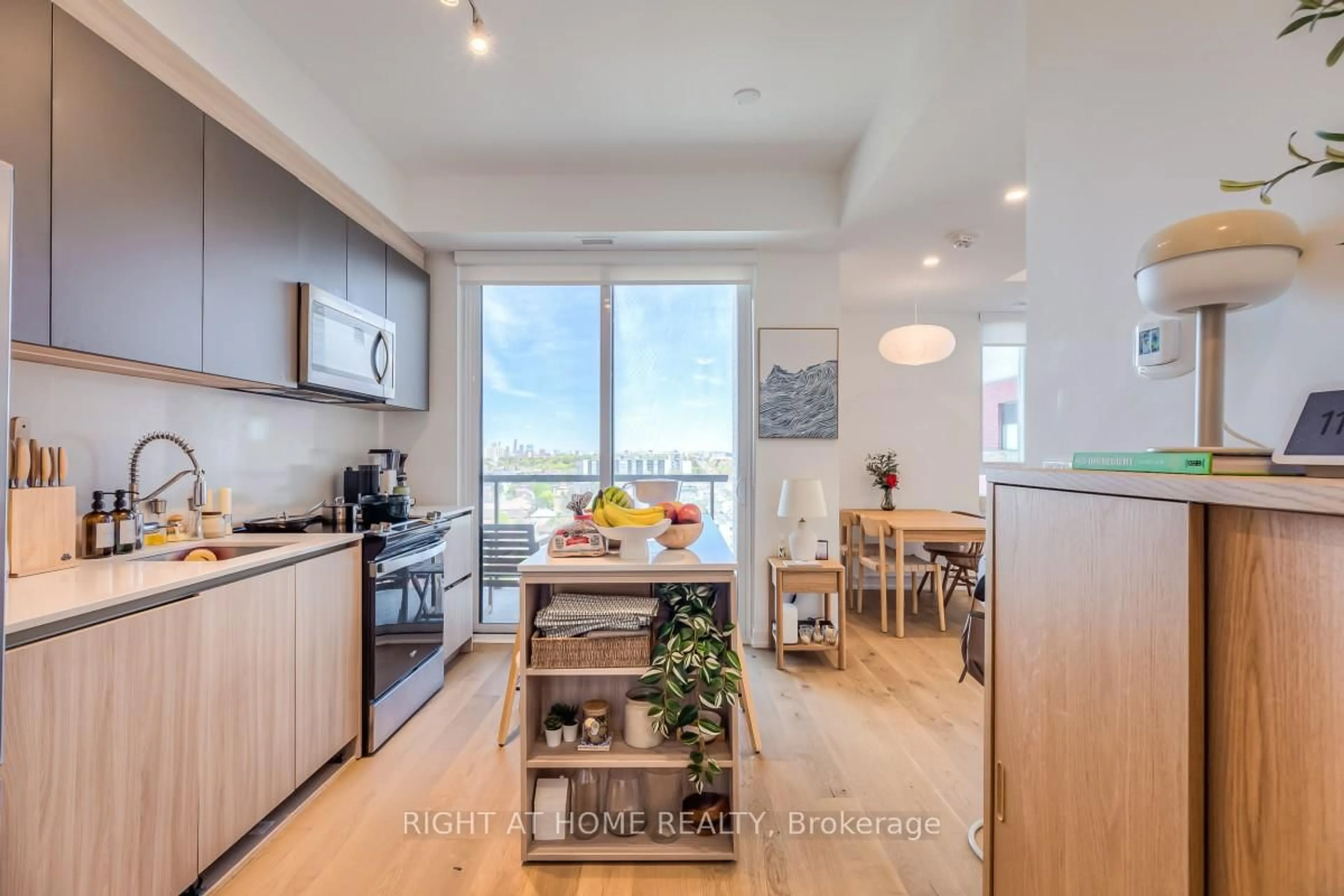 Open concept kitchen, wood/laminate floor for 3100 Keele St #1211, Toronto Ontario M3M 2H4