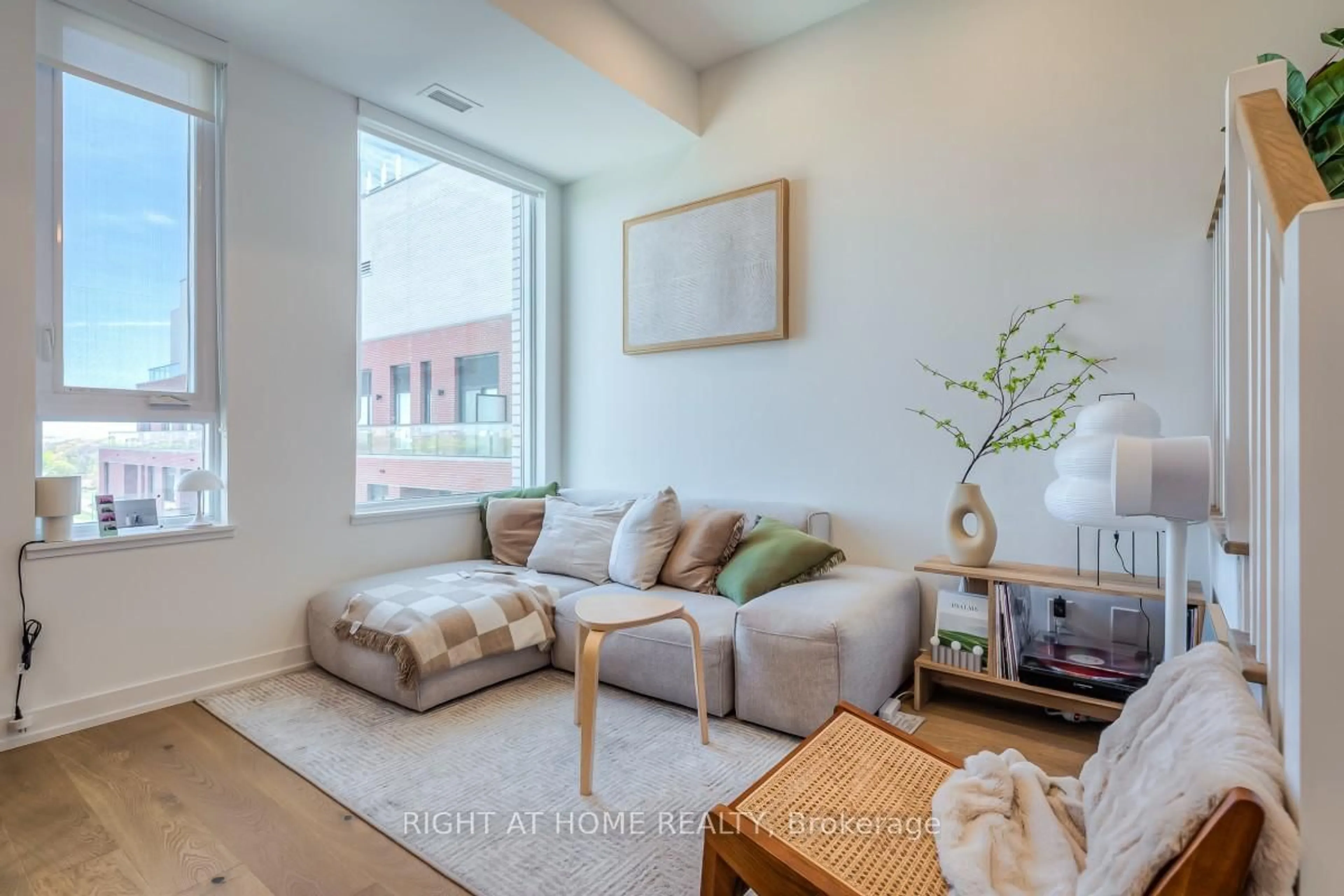 Living room with furniture, unknown for 3100 Keele St #1211, Toronto Ontario M3M 2H4