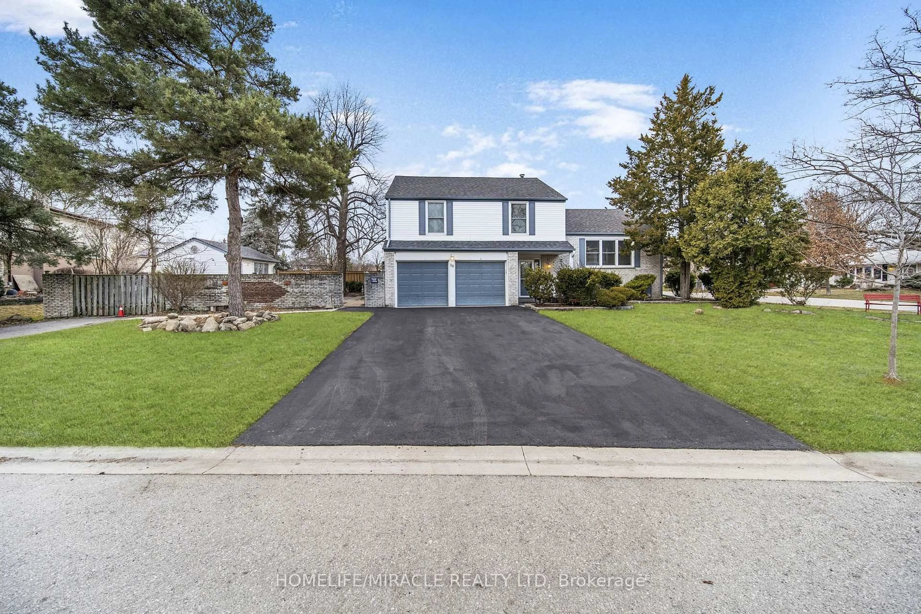 A pic from outside/outdoor area/front of a property/back of a property/a pic from drone, street for 38 River View Dr, Brampton Ontario L6W 2E5