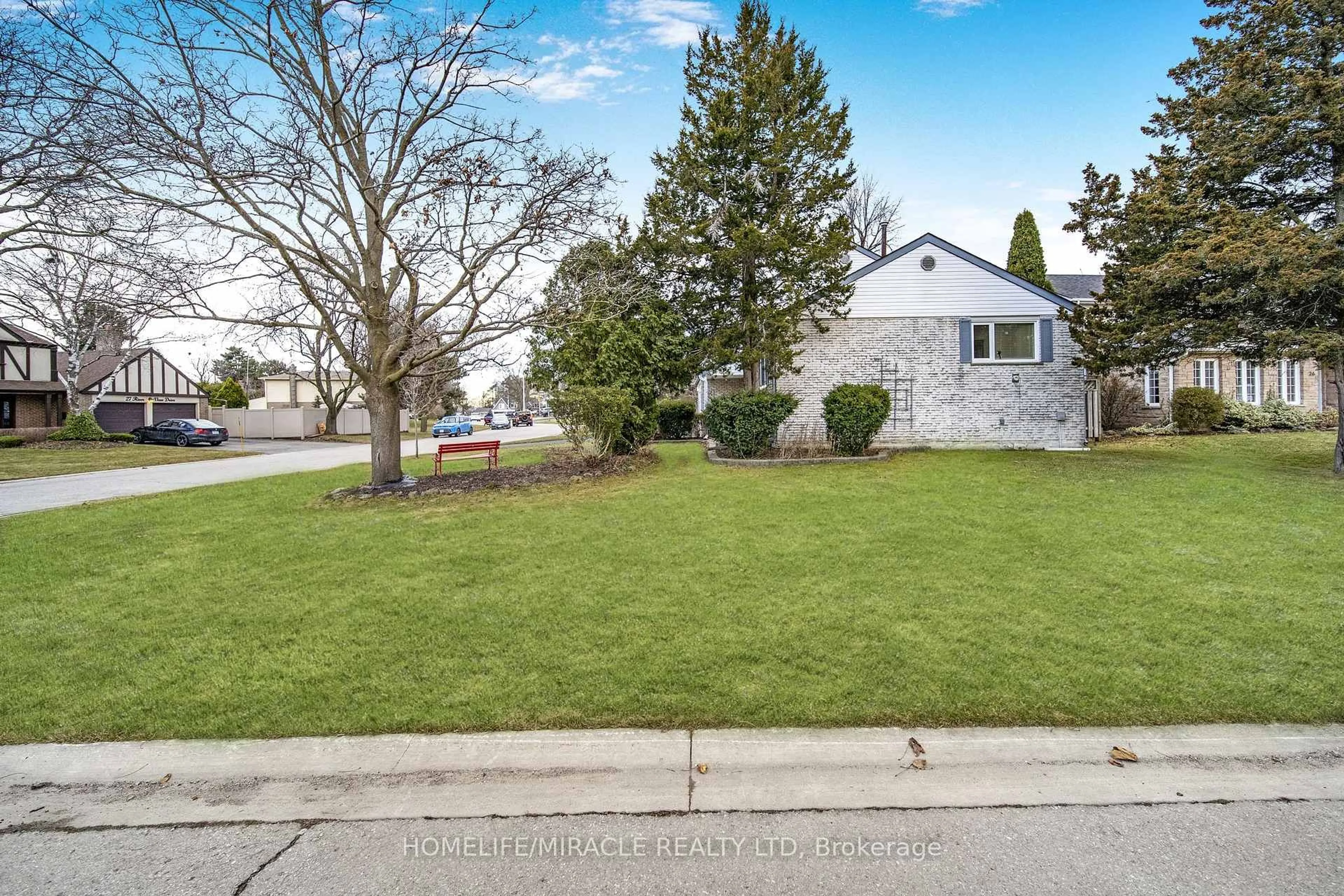 A pic from outside/outdoor area/front of a property/back of a property/a pic from drone, street for 38 River View Dr, Brampton Ontario L6W 2E5