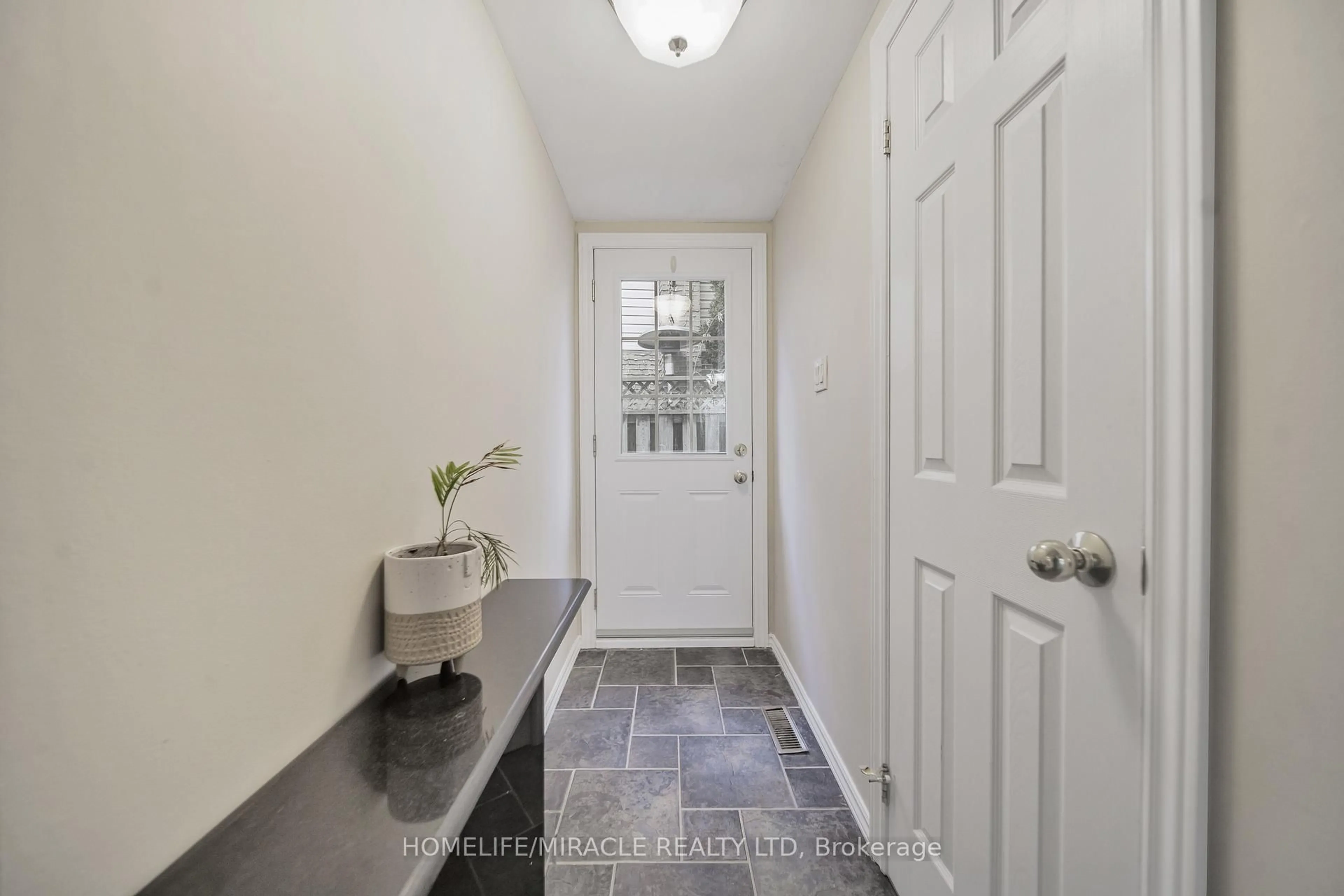 Indoor entryway for 38 River View Dr, Brampton Ontario L6W 2E5