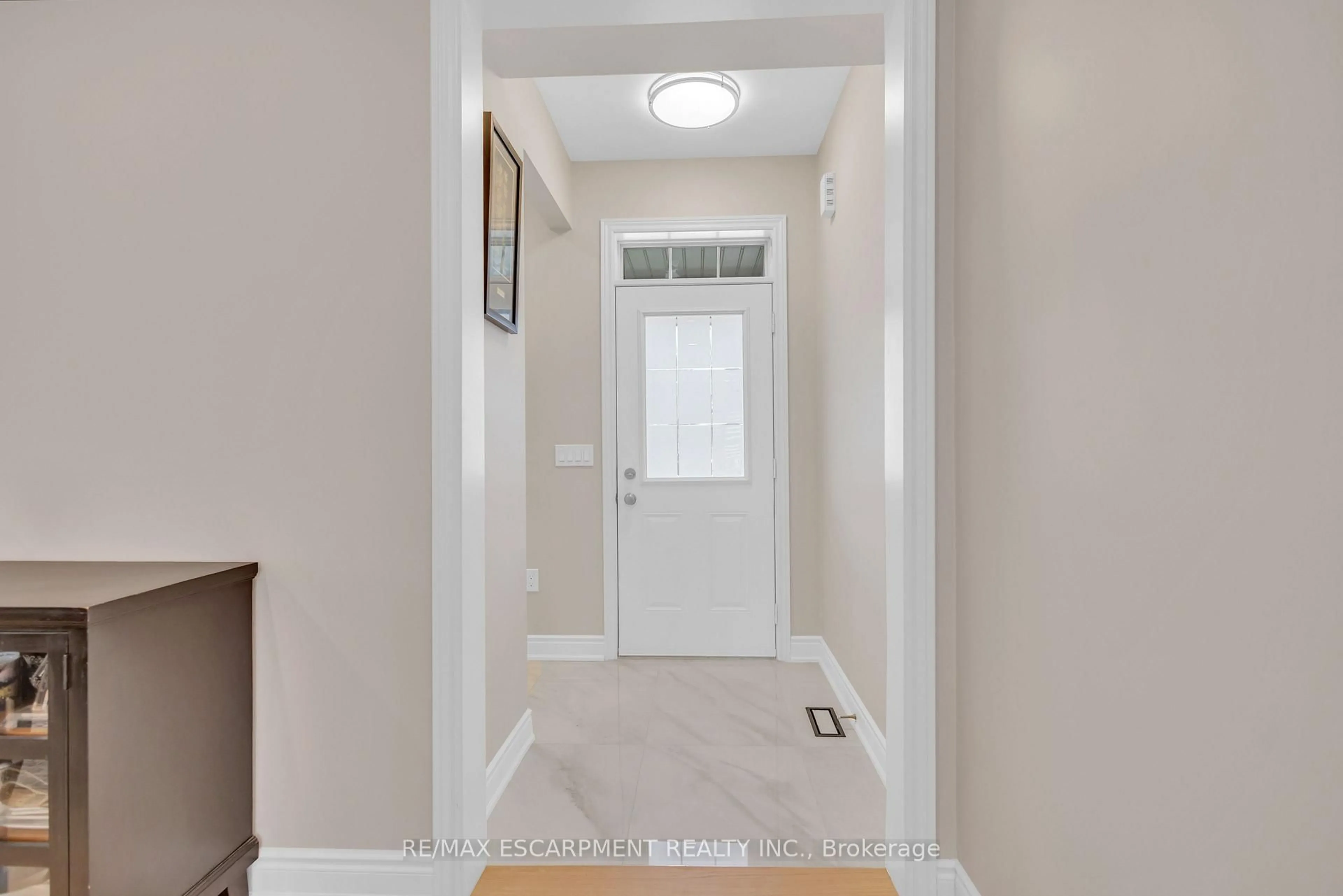 Indoor entryway for 1454 Chretien St, Milton Ontario L9E 1J1