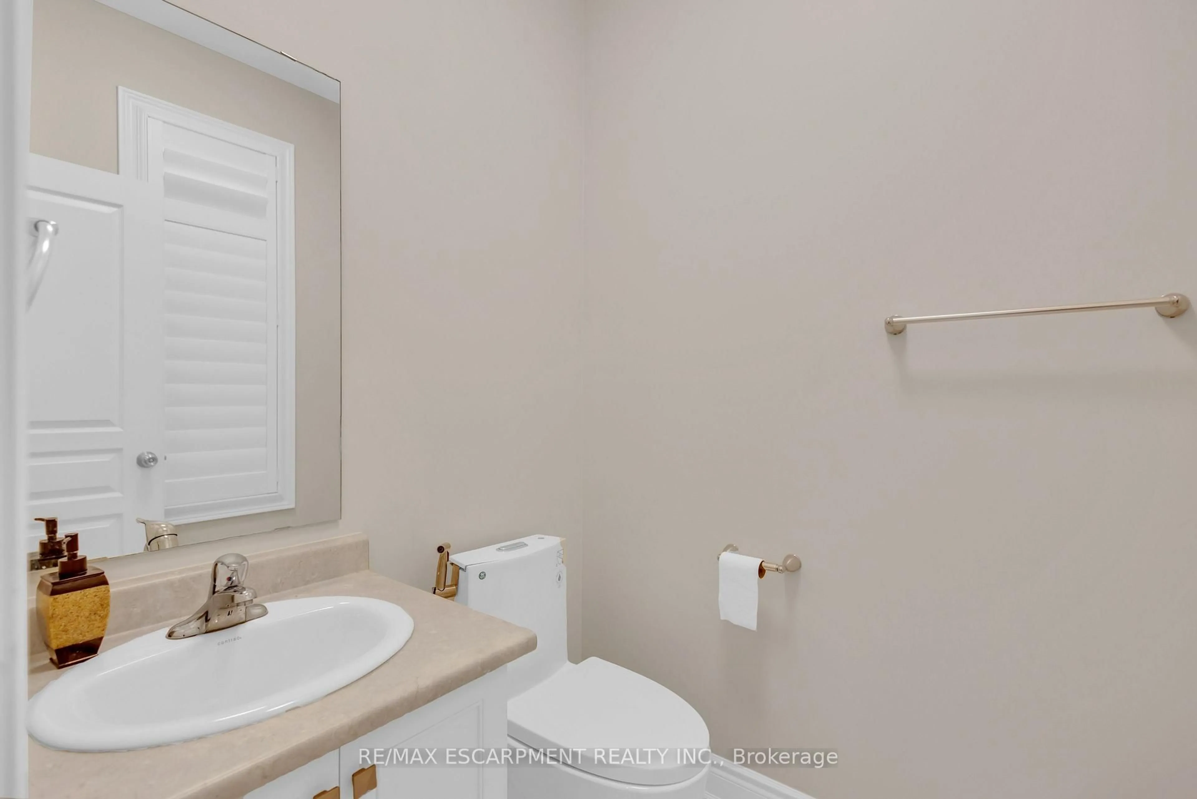 Standard bathroom, ceramic/tile floor for 1454 Chretien St, Milton Ontario L9E 1J1