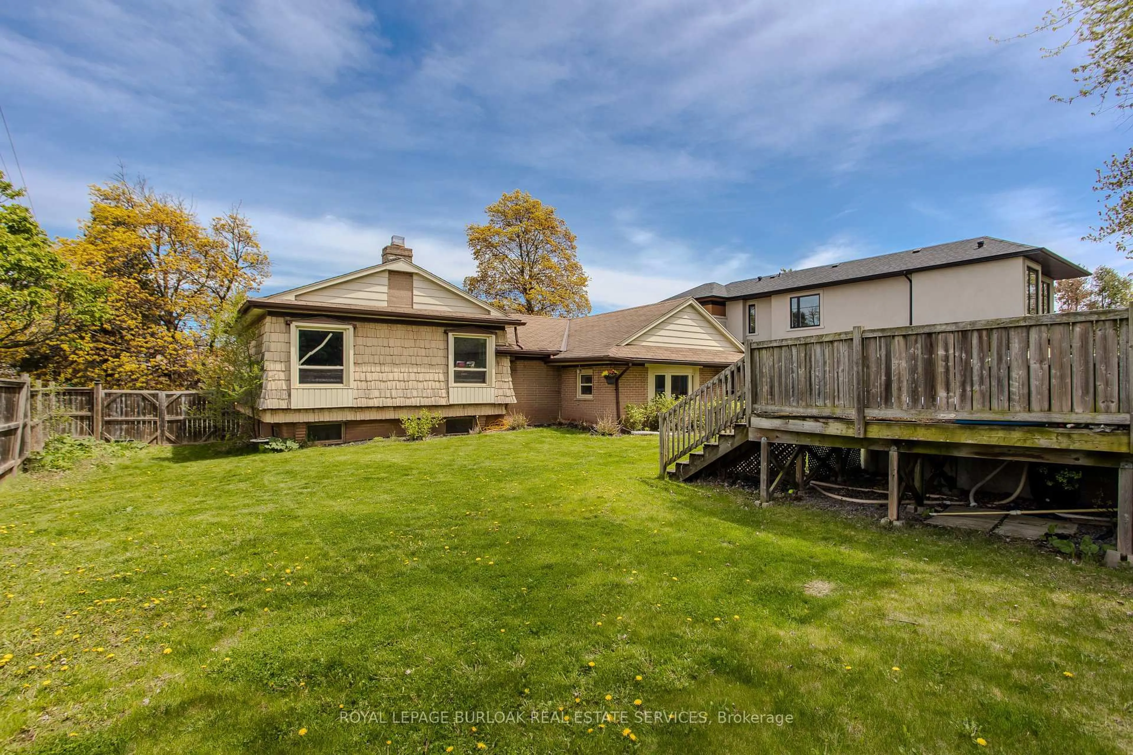 A pic from outside/outdoor area/front of a property/back of a property/a pic from drone, water/lake/river/ocean view for 482 Sherin Dr, Oakville Ontario L6L 4J5