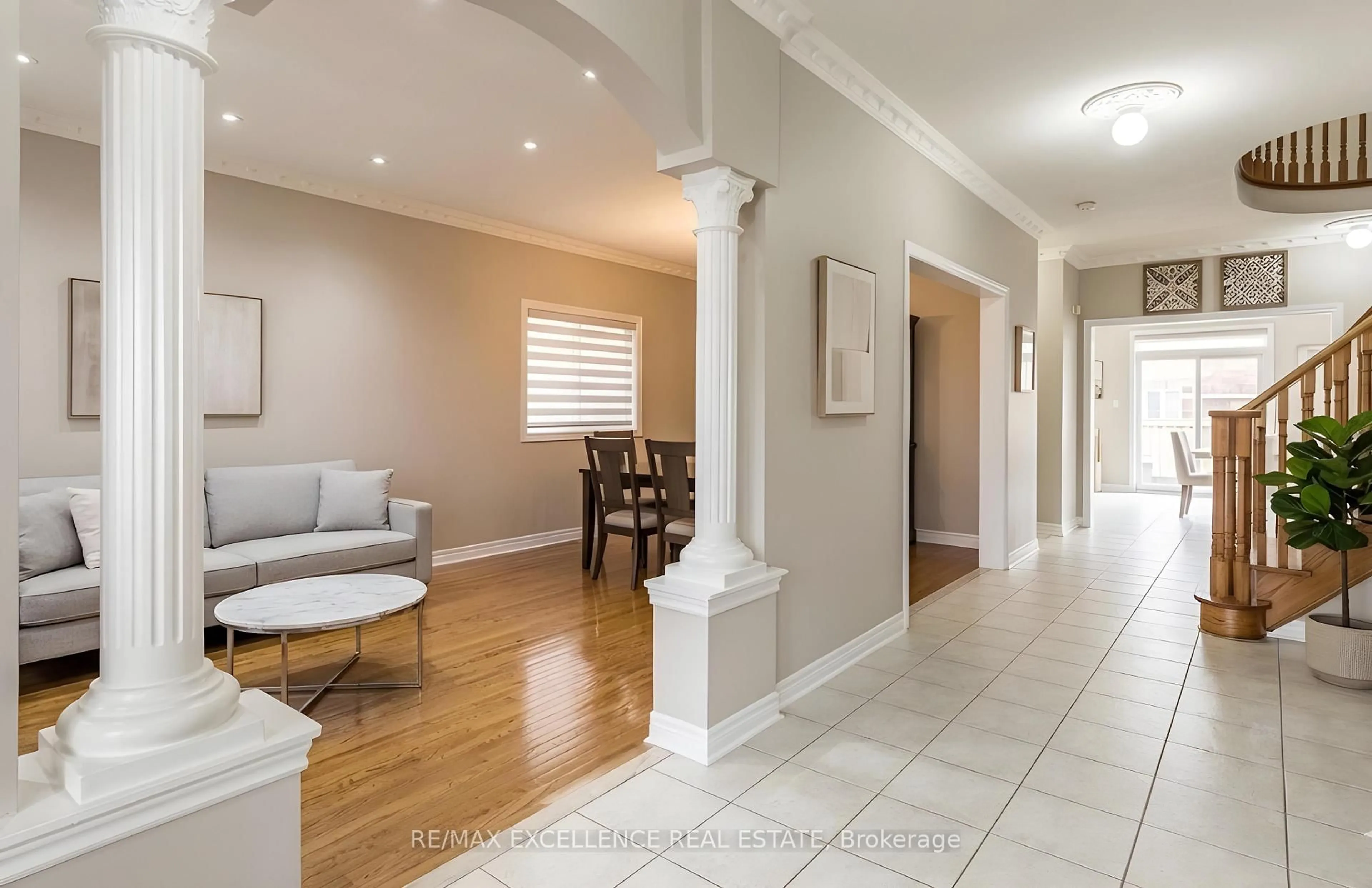 Indoor entryway for 6 Runnymede Cres, Brampton Ontario L6R 0L3