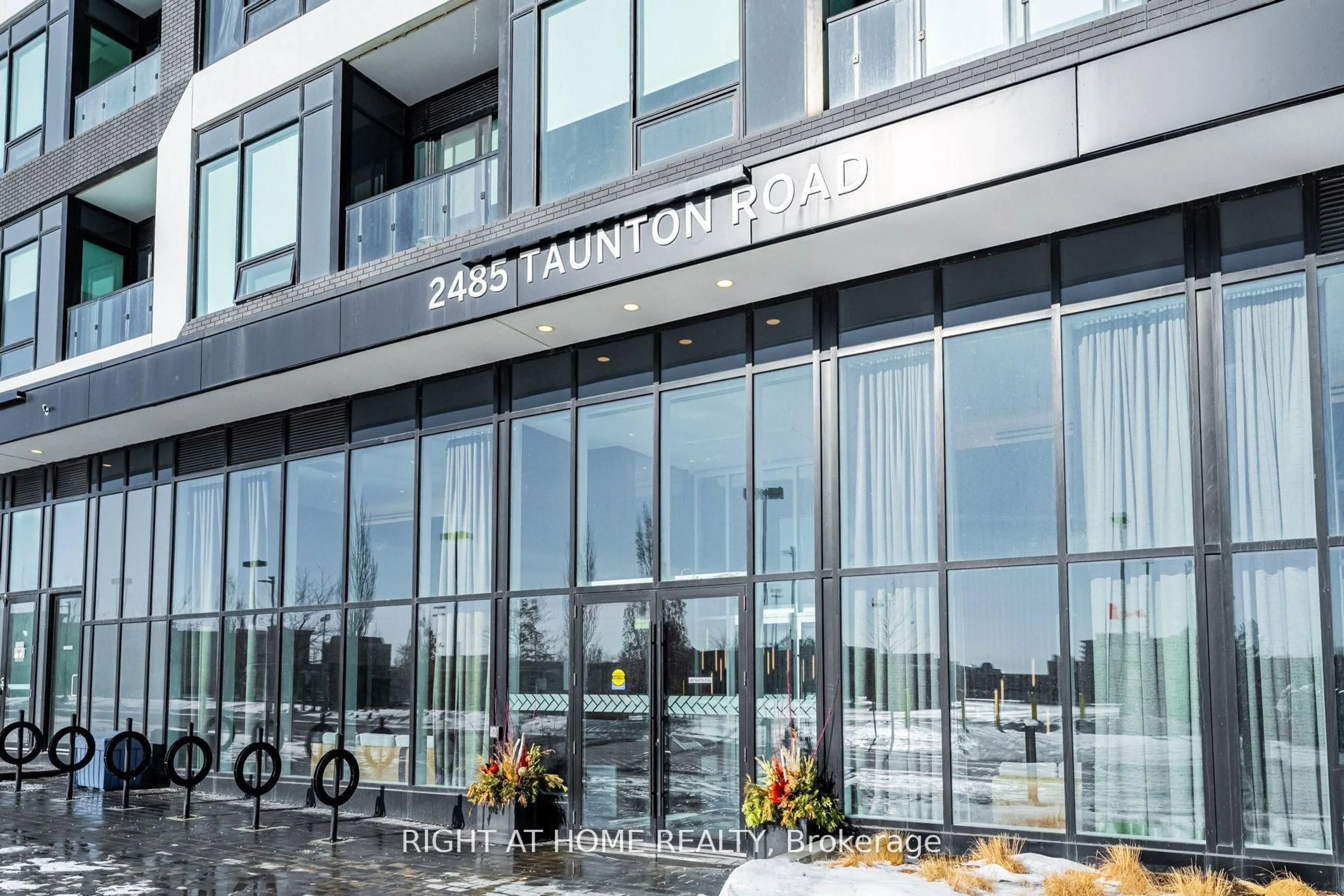 Indoor foyer for 2485 Taunton Rd #451, Oakville Ontario L6H 3R8