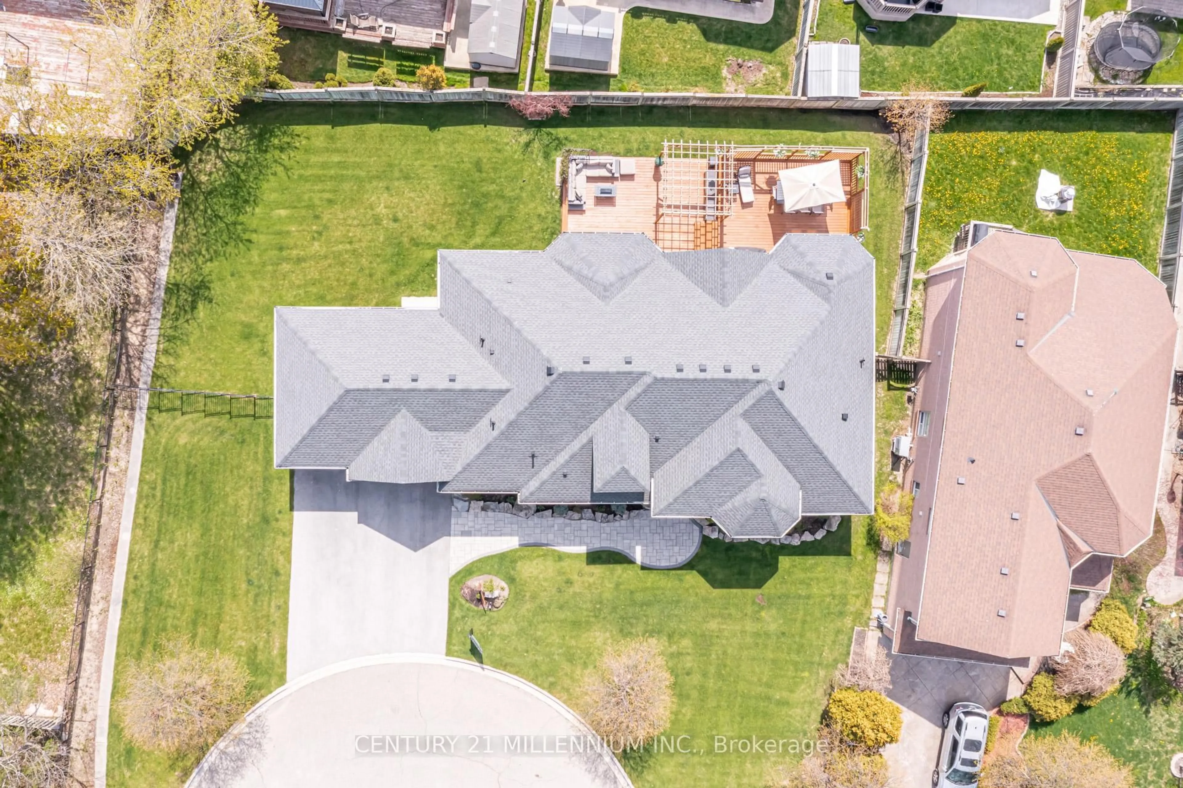 A pic from outside/outdoor area/front of a property/back of a property/a pic from drone, street for 15 Bimmer Pl, Brampton Ontario L7A 1J4
