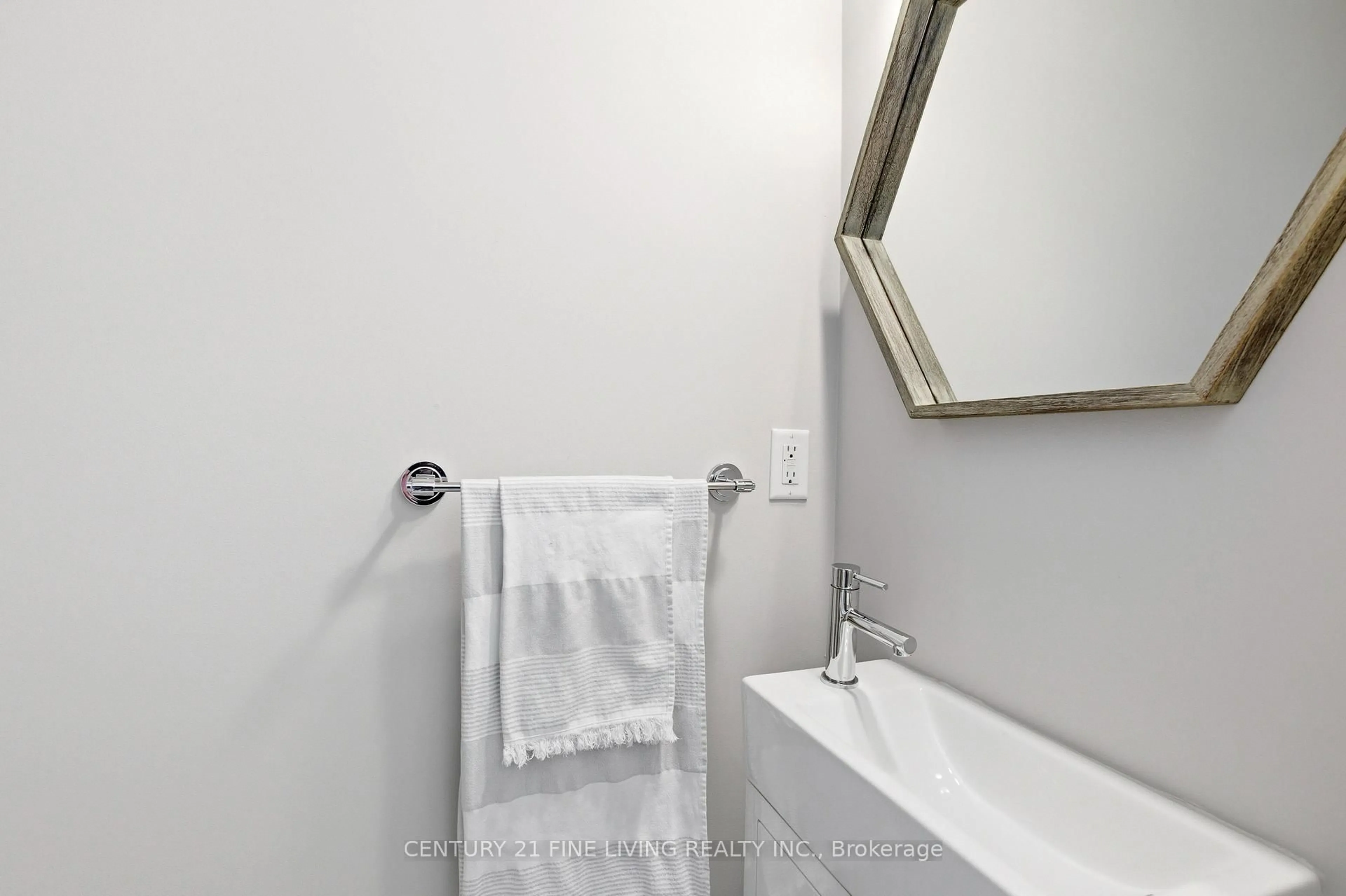 Standard bathroom, unknown for 279 Downsview Park Blvd, Toronto Ontario M3K 0B6