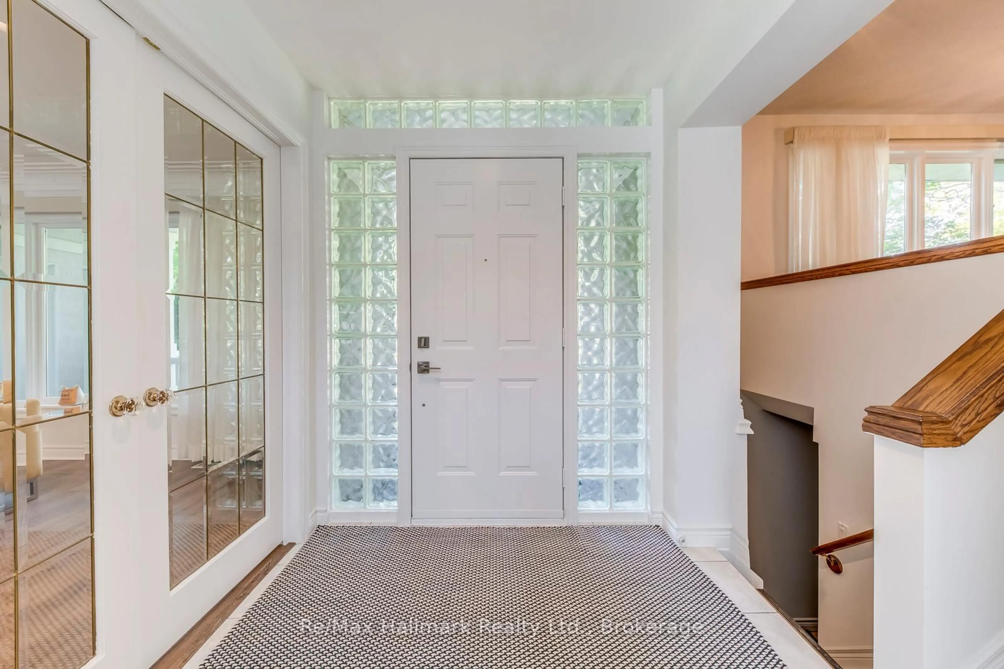 Indoor entryway for 157 Trelawn Ave, Oakville Ontario L6J 4R3