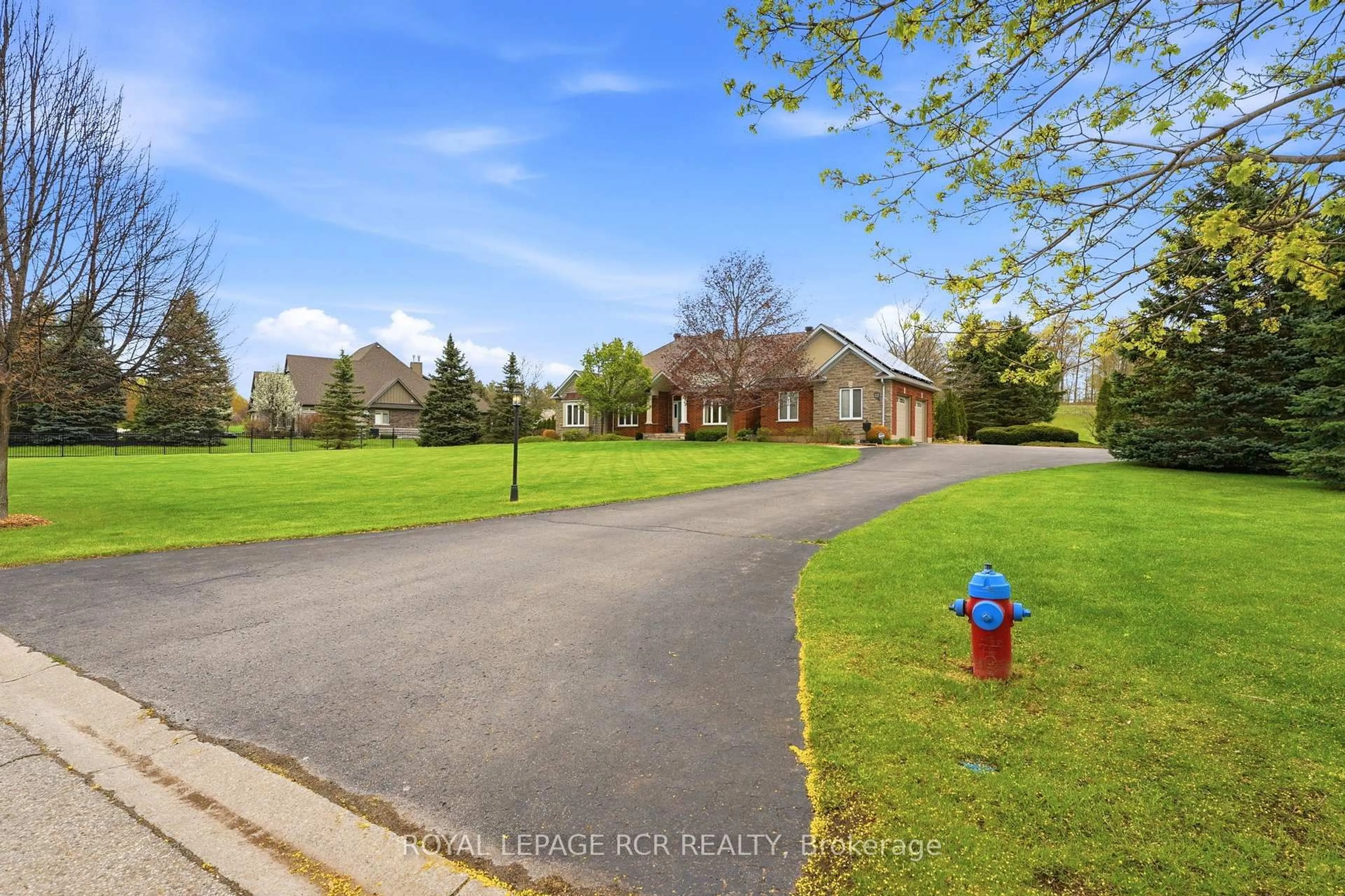A pic from outside/outdoor area/front of a property/back of a property/a pic from drone, street for 22 Bishop Crt, Halton Hills Ontario L7G 6G8