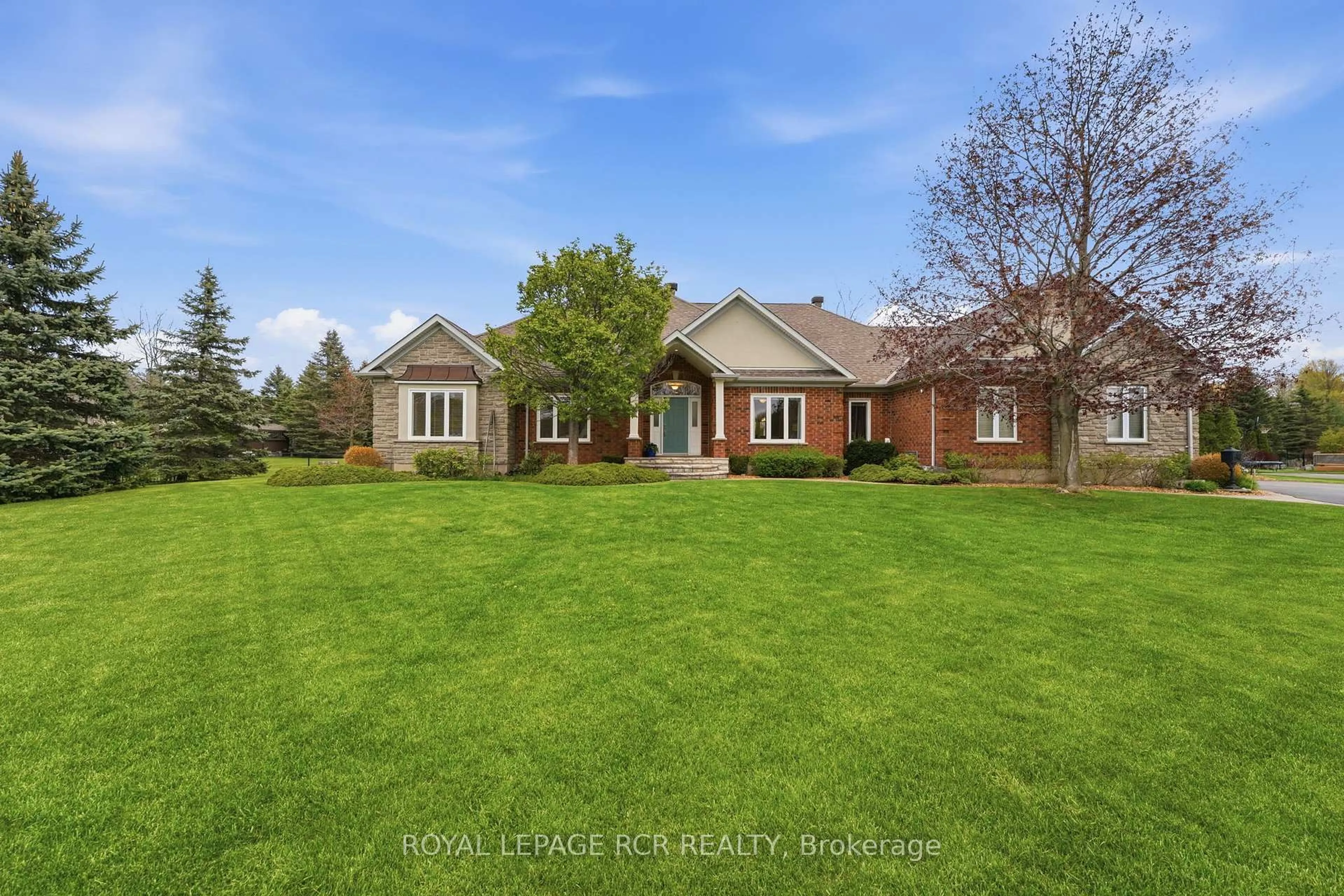 A pic from outside/outdoor area/front of a property/back of a property/a pic from drone, street for 22 Bishop Crt, Halton Hills Ontario L7G 6G8