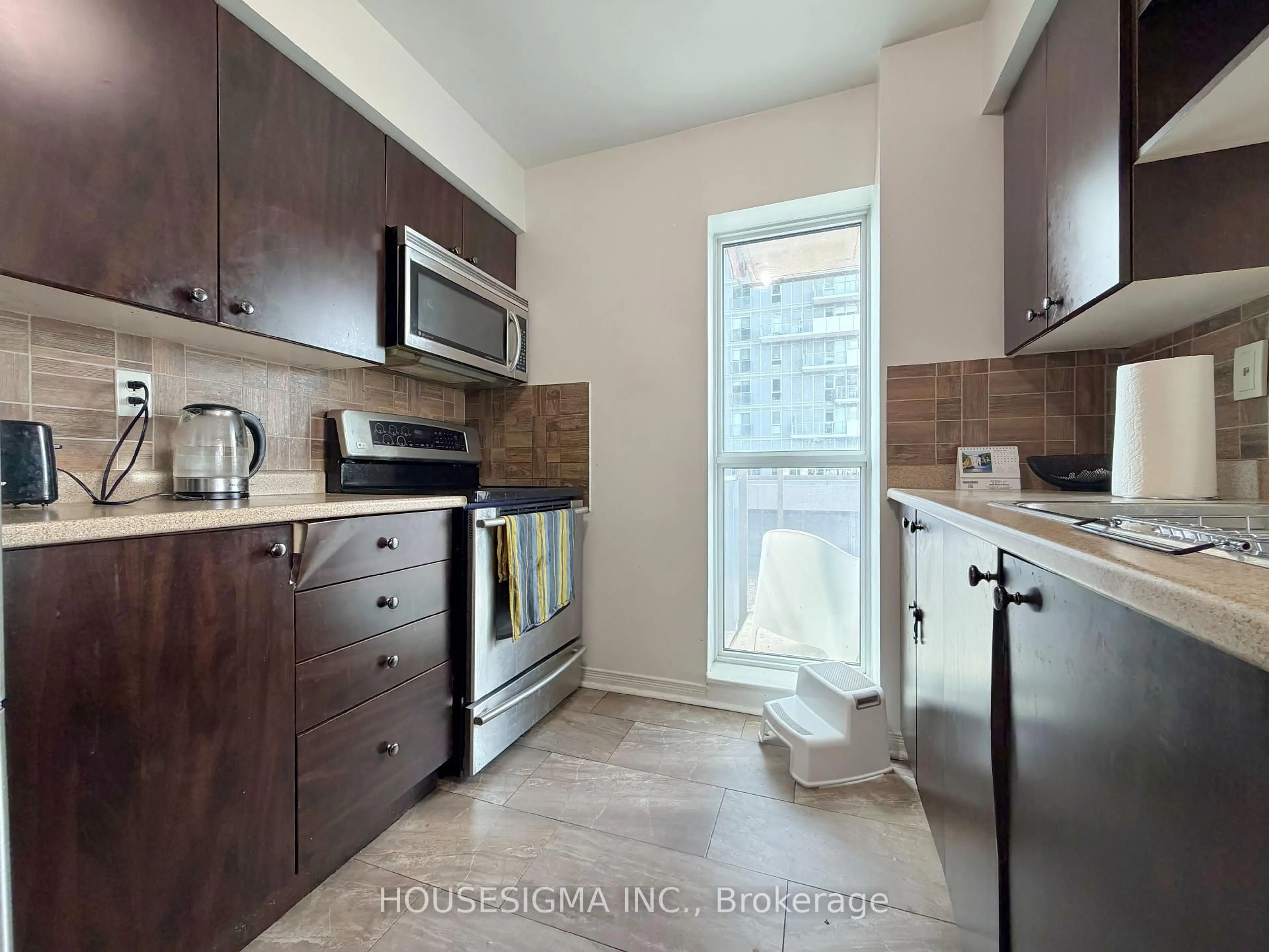 Standard kitchen, ceramic/tile floor for 215 Queen St #509, Brampton Ontario L6W 0A9