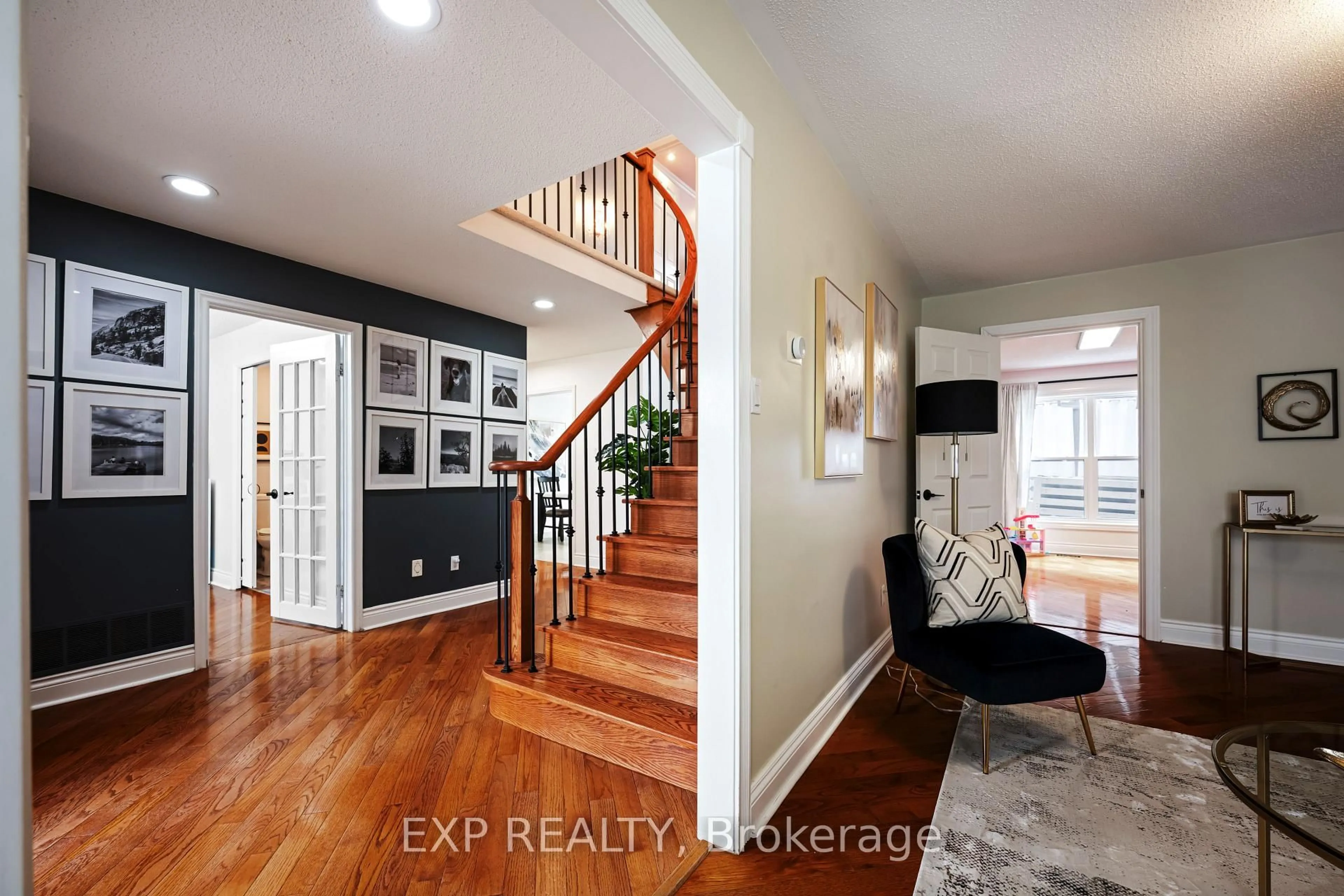 Indoor entryway for 218 Kensington Pl, Orangeville Ontario L9W 4G7