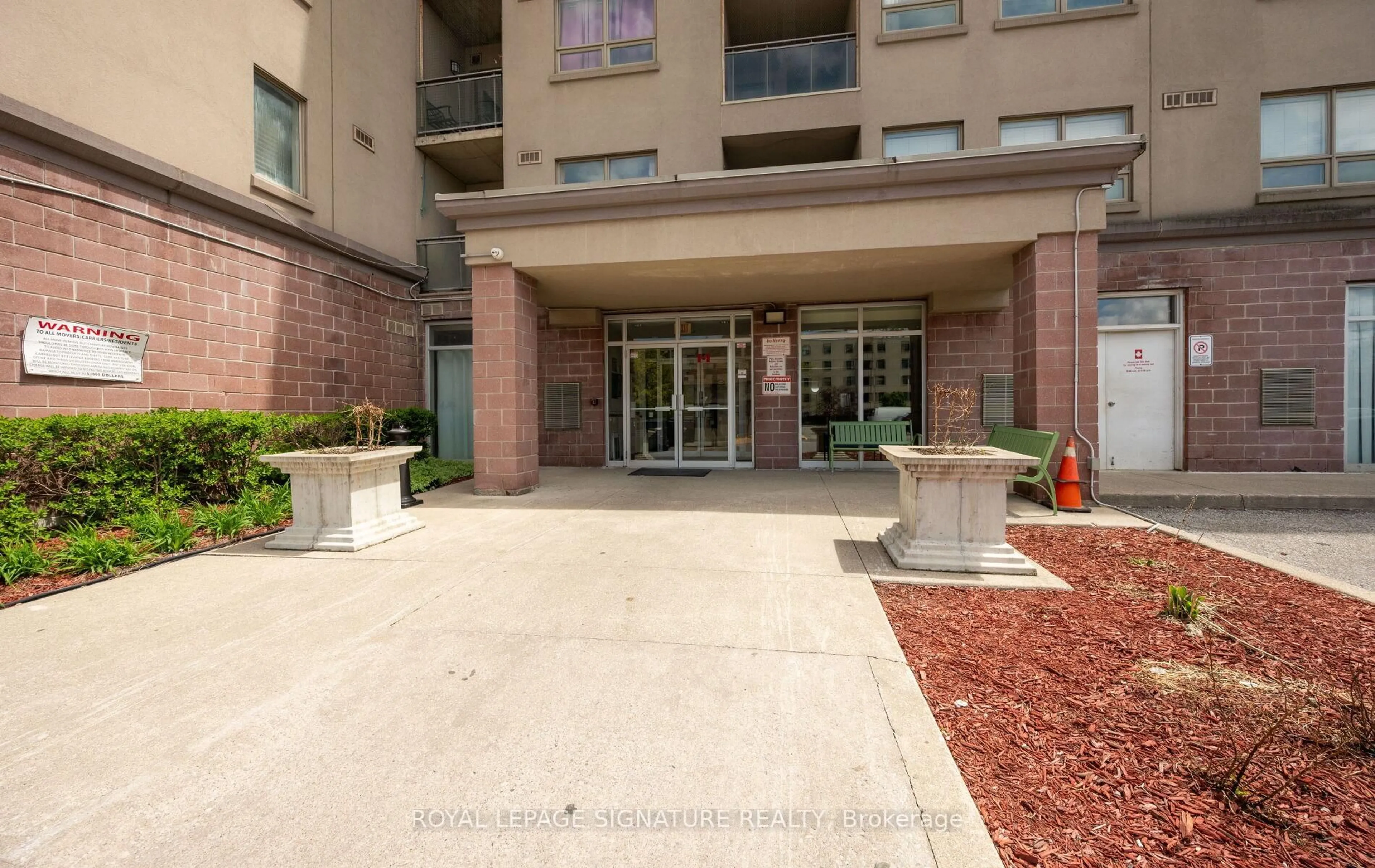Indoor foyer for 7405 Goreway Dr #104, Mississauga Ontario L4T 0A3