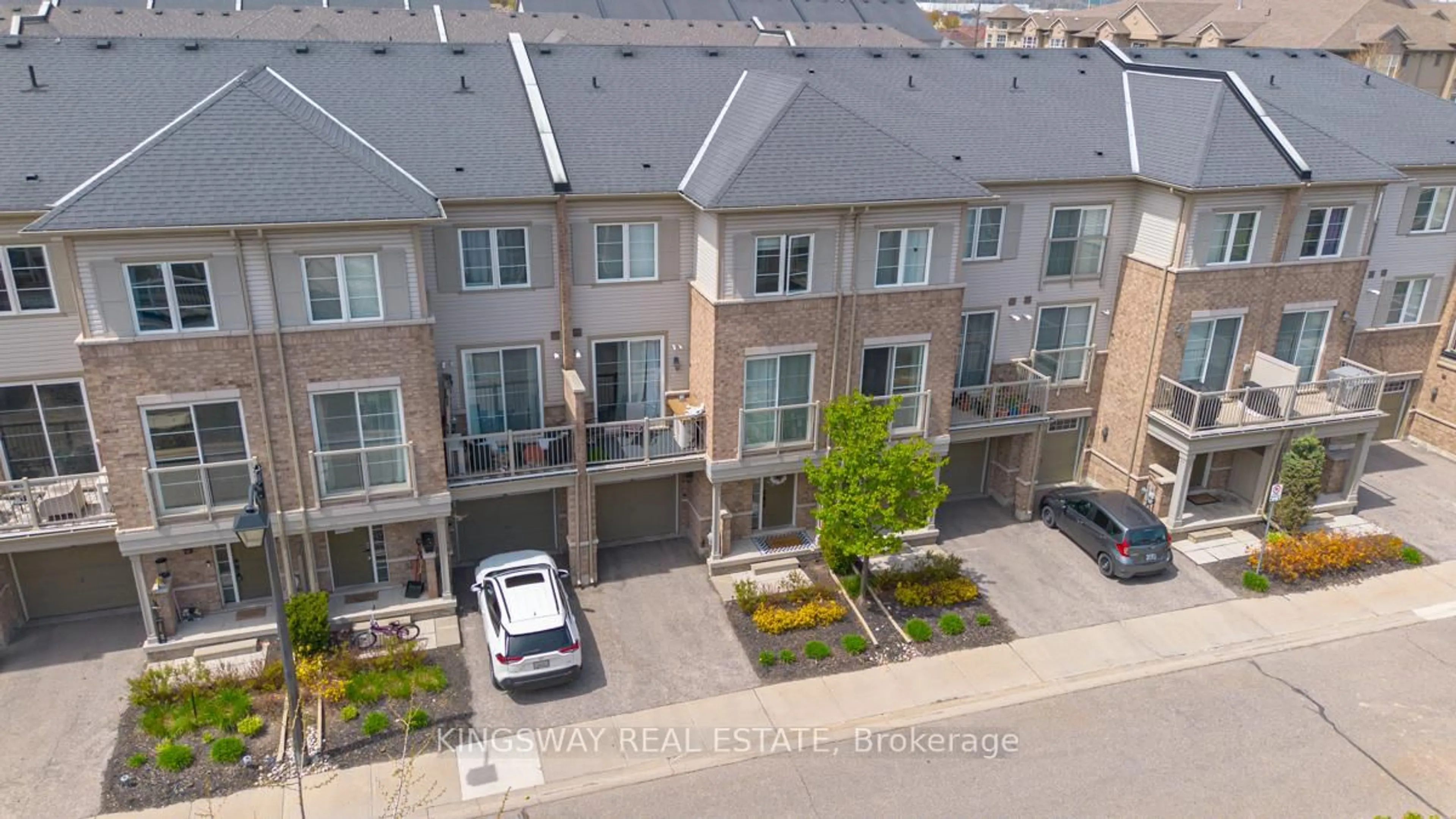 A pic from outside/outdoor area/front of a property/back of a property/a pic from drone, street for 165 Hampshire Way #95, Milton Ontario L9T 8M7