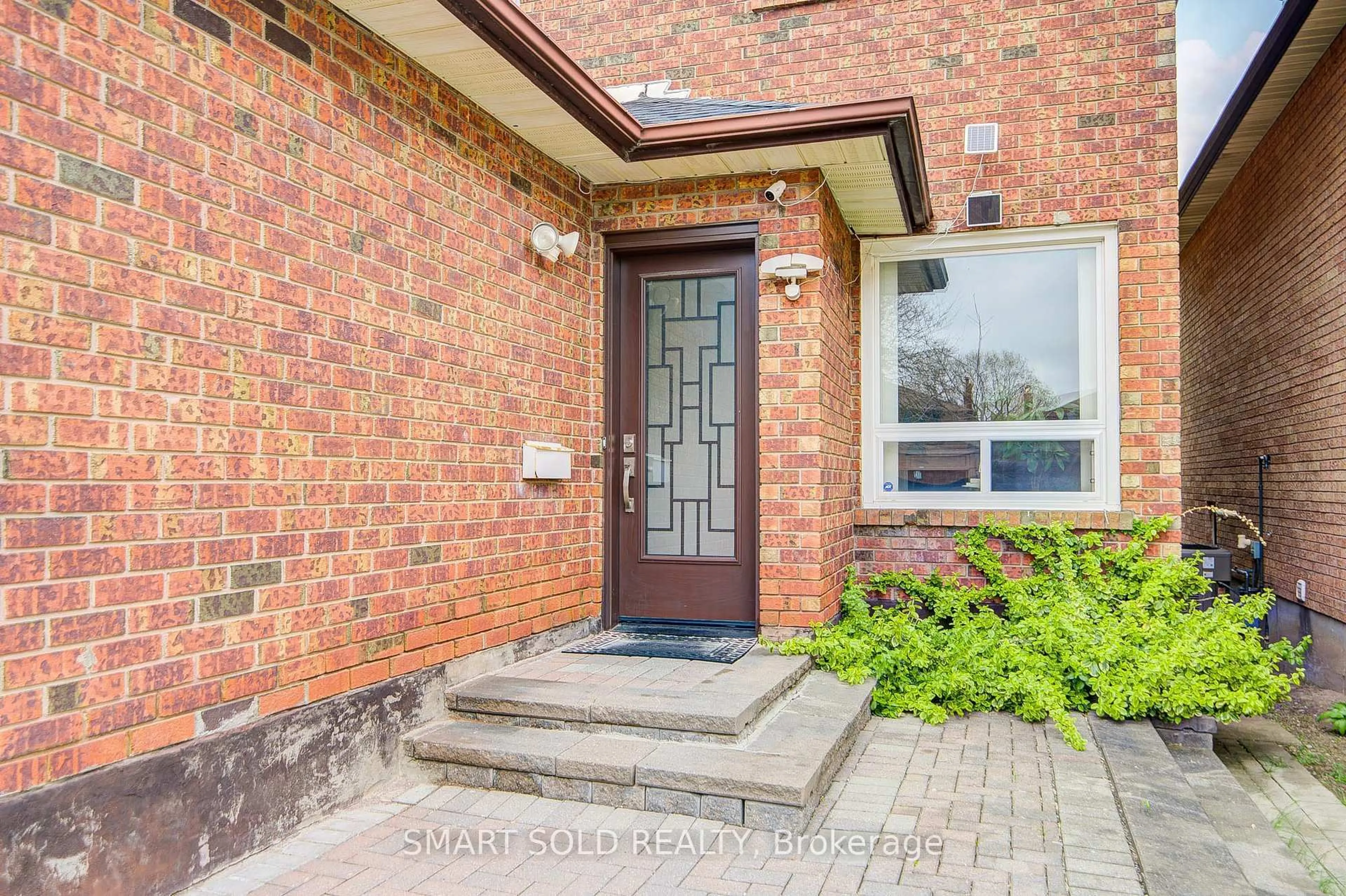 Home with brick exterior material, street for 111 Whitchurch Mews, Mississauga Ontario L5A 4B2