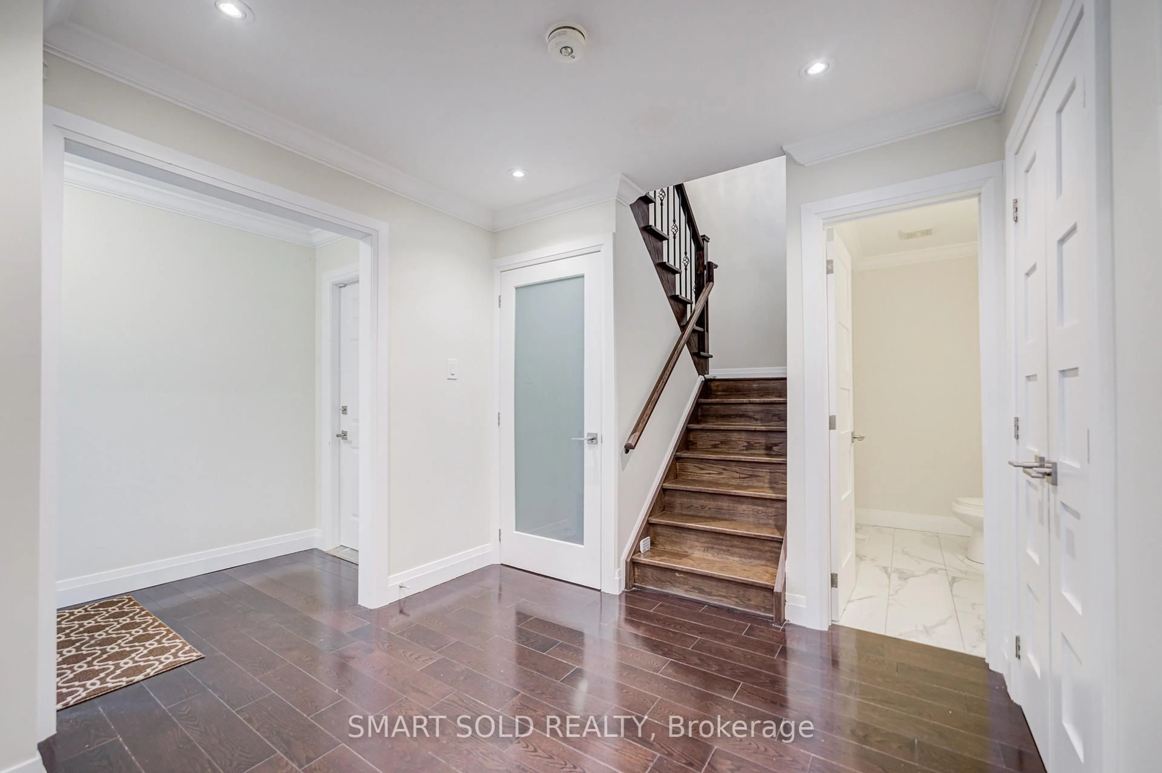 Indoor entryway for 111 Whitchurch Mews, Mississauga Ontario L5A 4B2