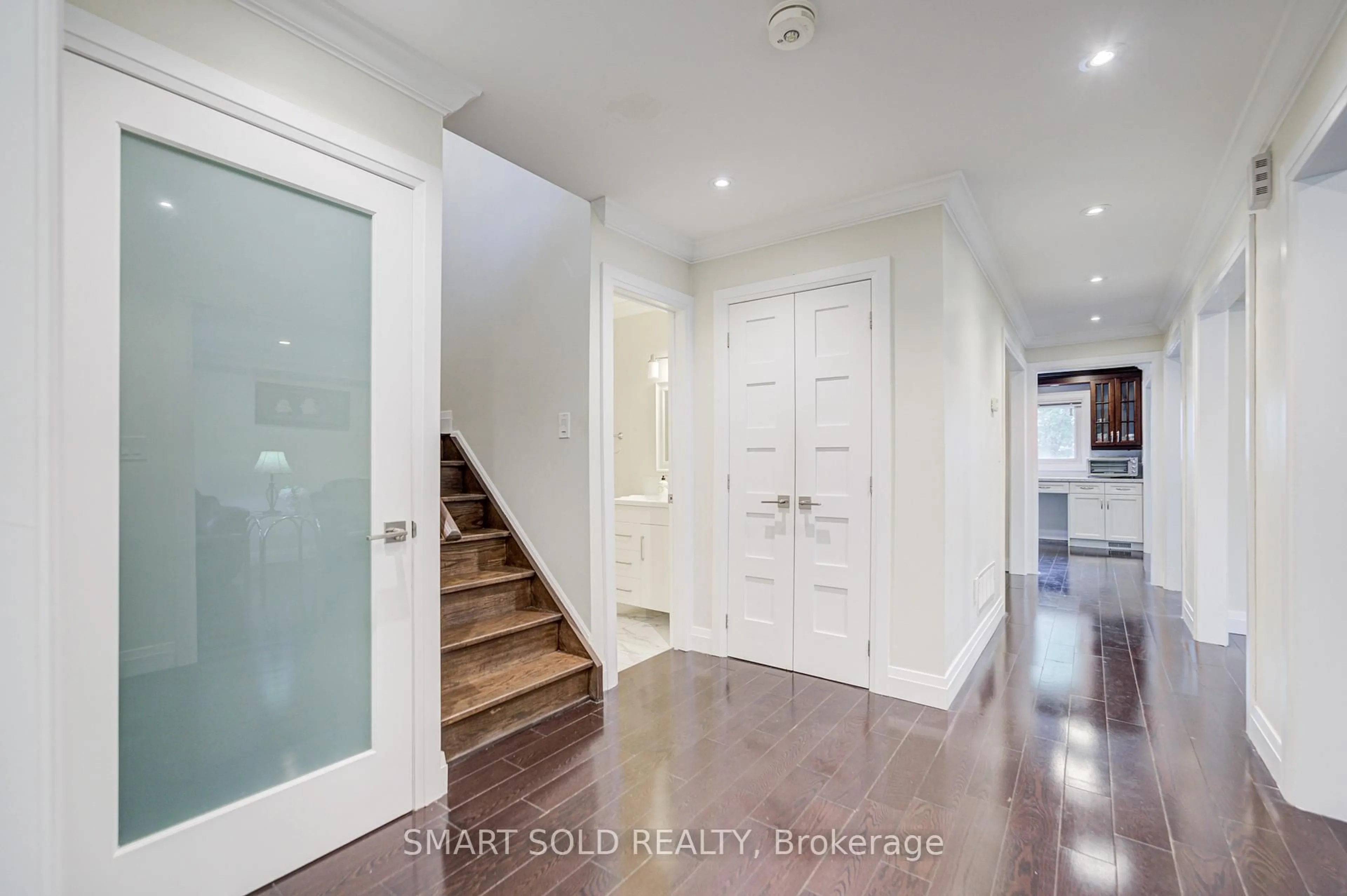 Indoor entryway for 111 Whitchurch Mews, Mississauga Ontario L5A 4B2