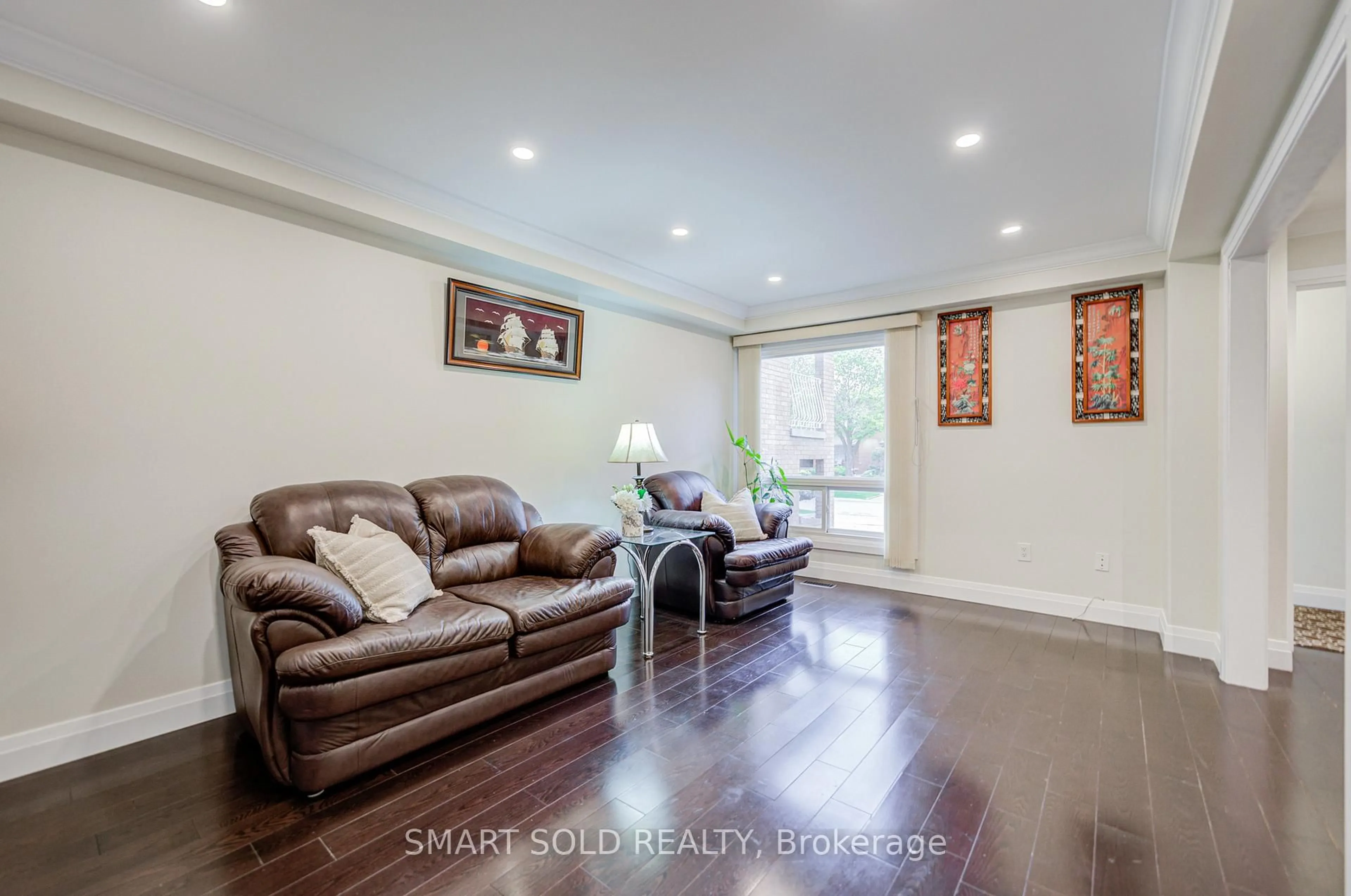 Living room with furniture, wood/laminate floor for 111 Whitchurch Mews, Mississauga Ontario L5A 4B2