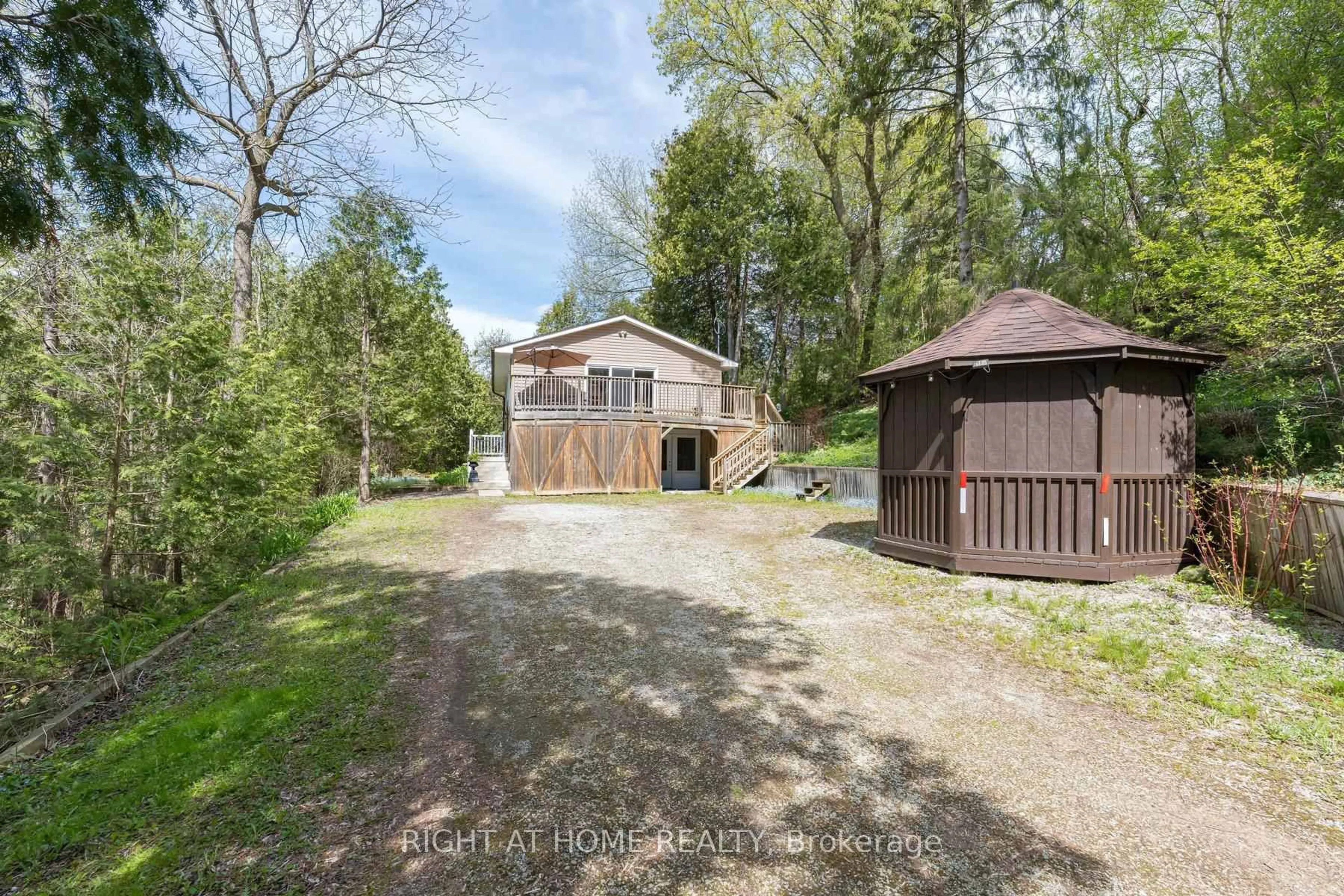 A pic from outside/outdoor area/front of a property/back of a property/a pic from drone, street for 68 Ewing St, Halton Hills Ontario L7G 5A1