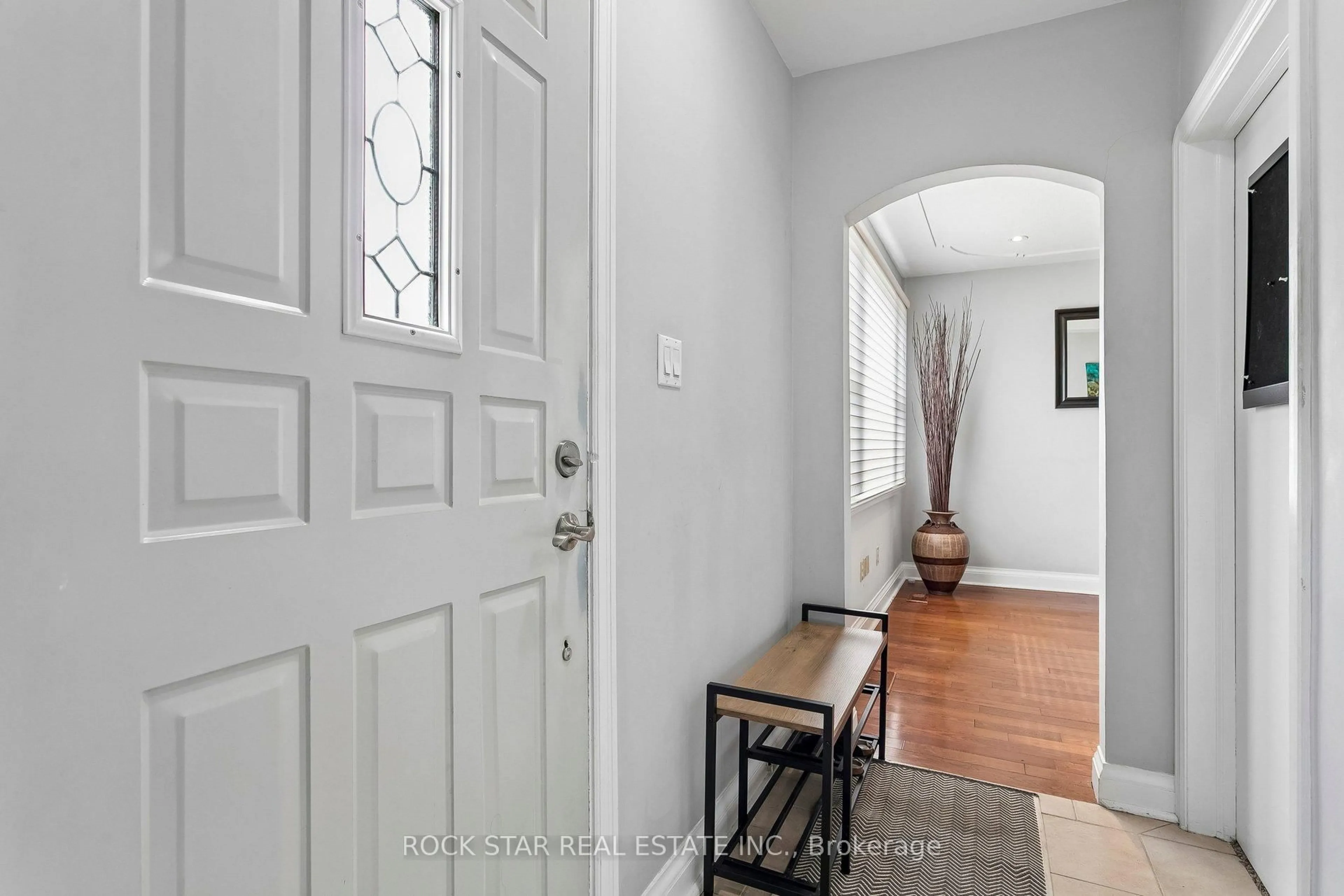 Indoor entryway for 379 Ontario St, Milton Ontario L9T 2N2