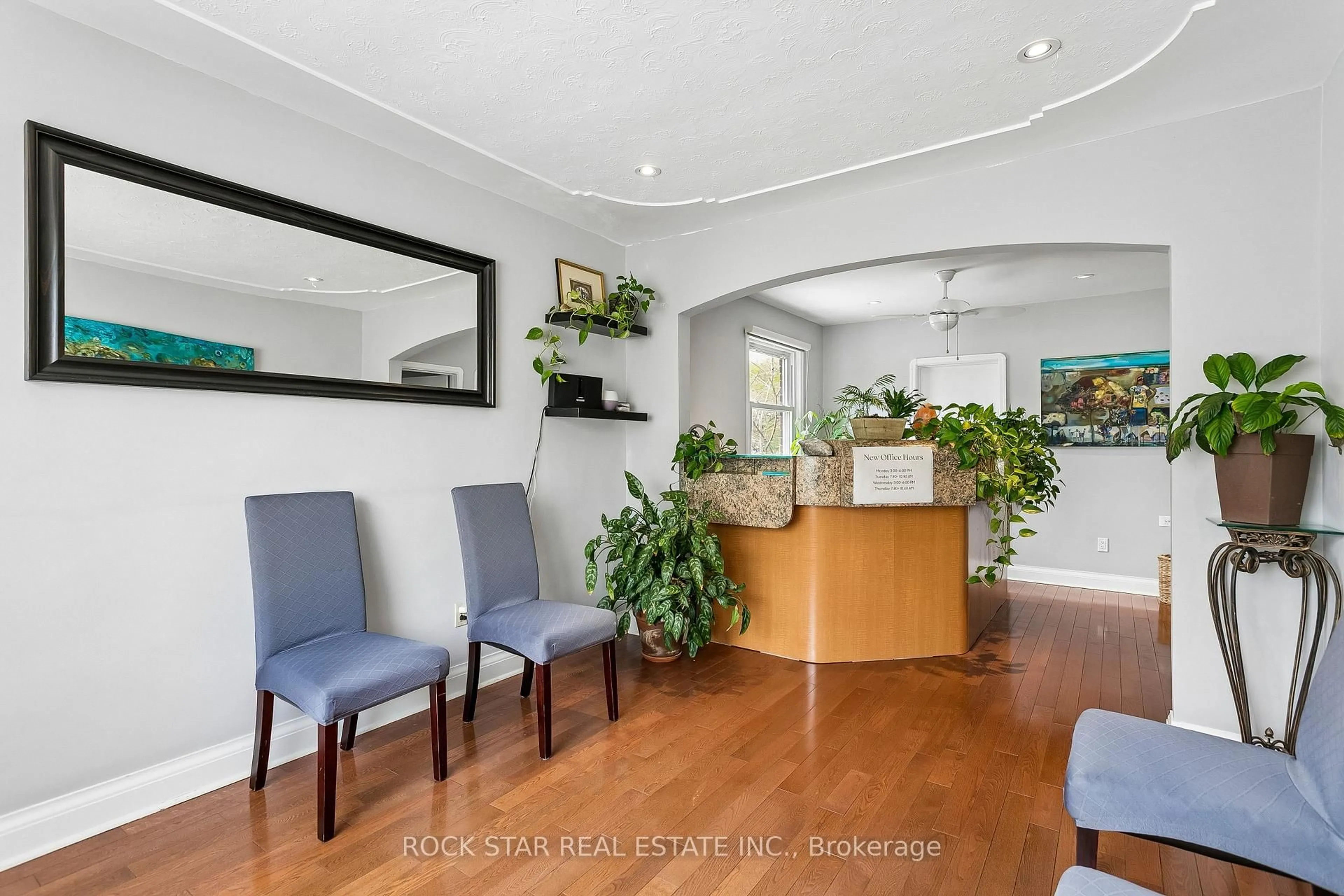 Indoor foyer for 379 Ontario St, Milton Ontario L9T 2N2