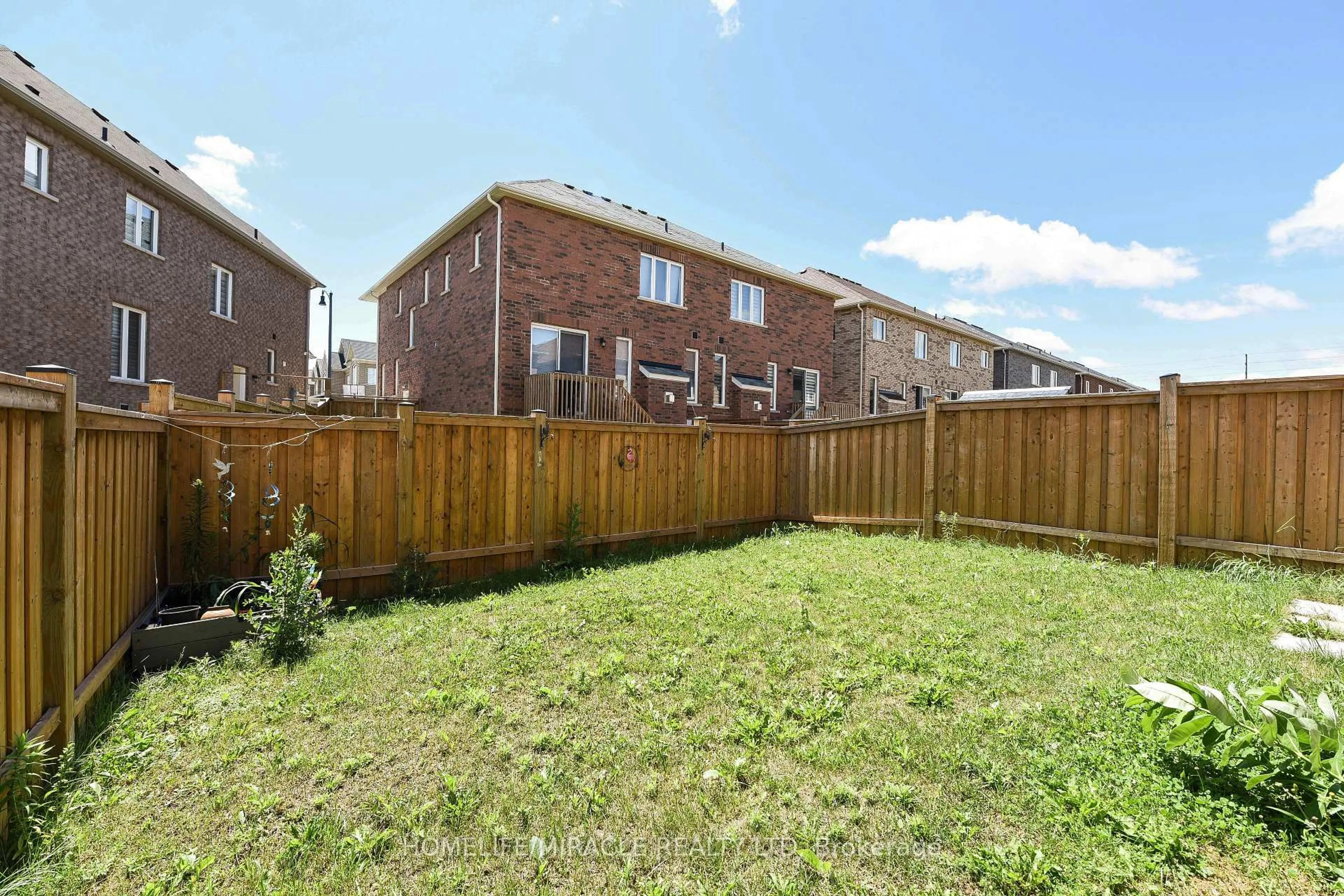 Patio, street for 418 Royal West Dr, Brampton Ontario L6X 5K1