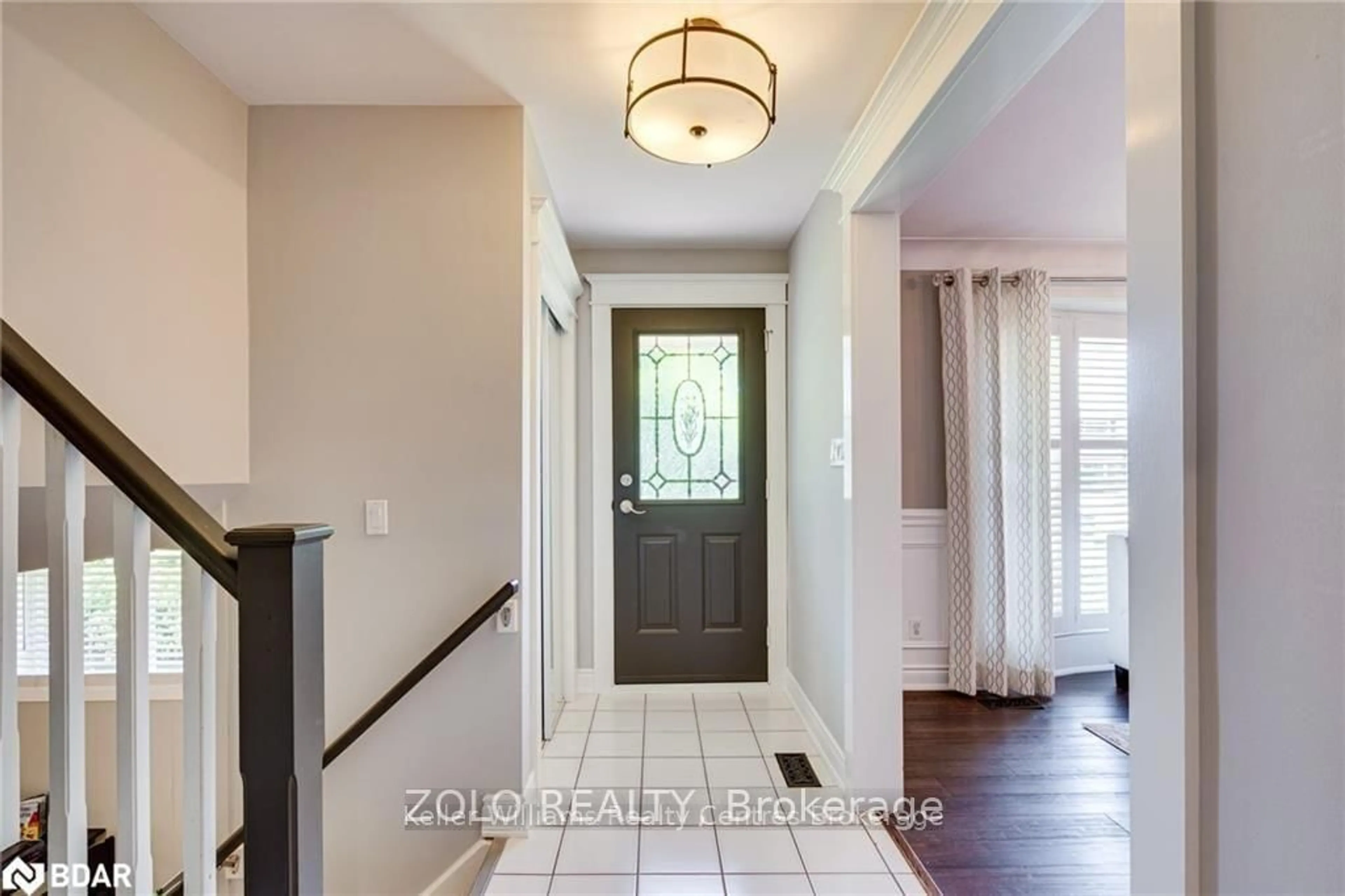 Indoor entryway for 198 White Pines Dr, Burlington Ontario L7L 4E4