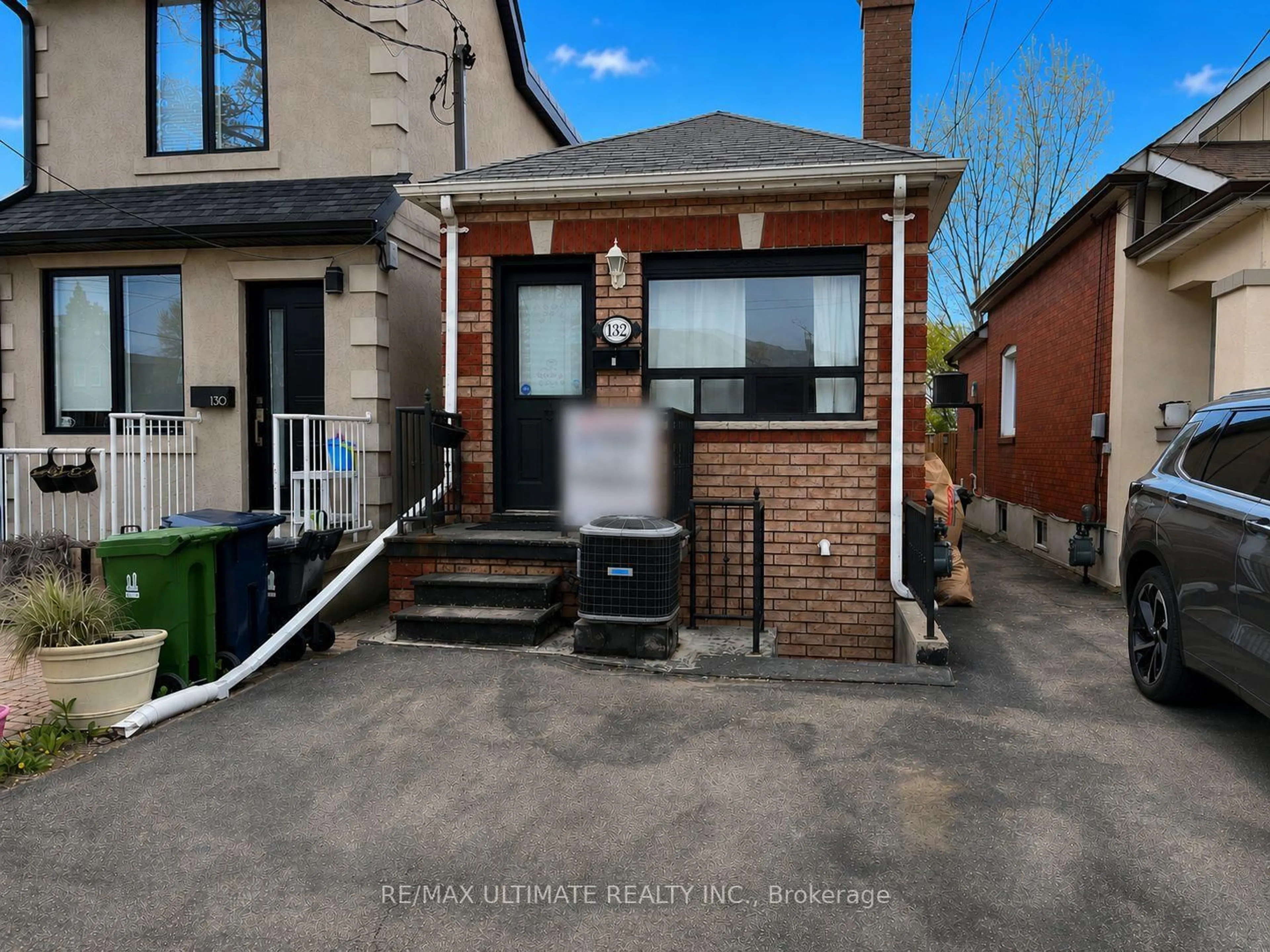 A pic from outside/outdoor area/front of a property/back of a property/a pic from drone, street for 132 Spears St, Toronto Ontario M6N 3X7