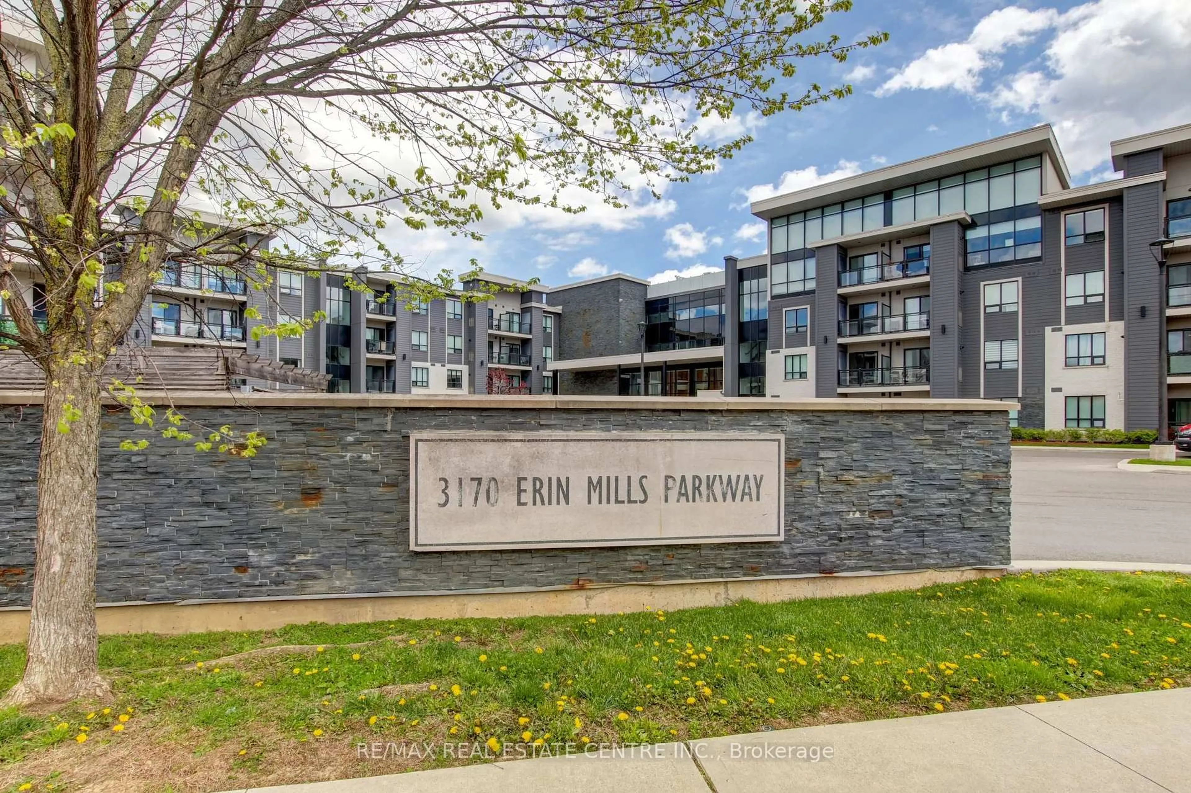 Indoor foyer for 3170 Erin Mills Pkwy #103, Mississauga Ontario L5L 0B6