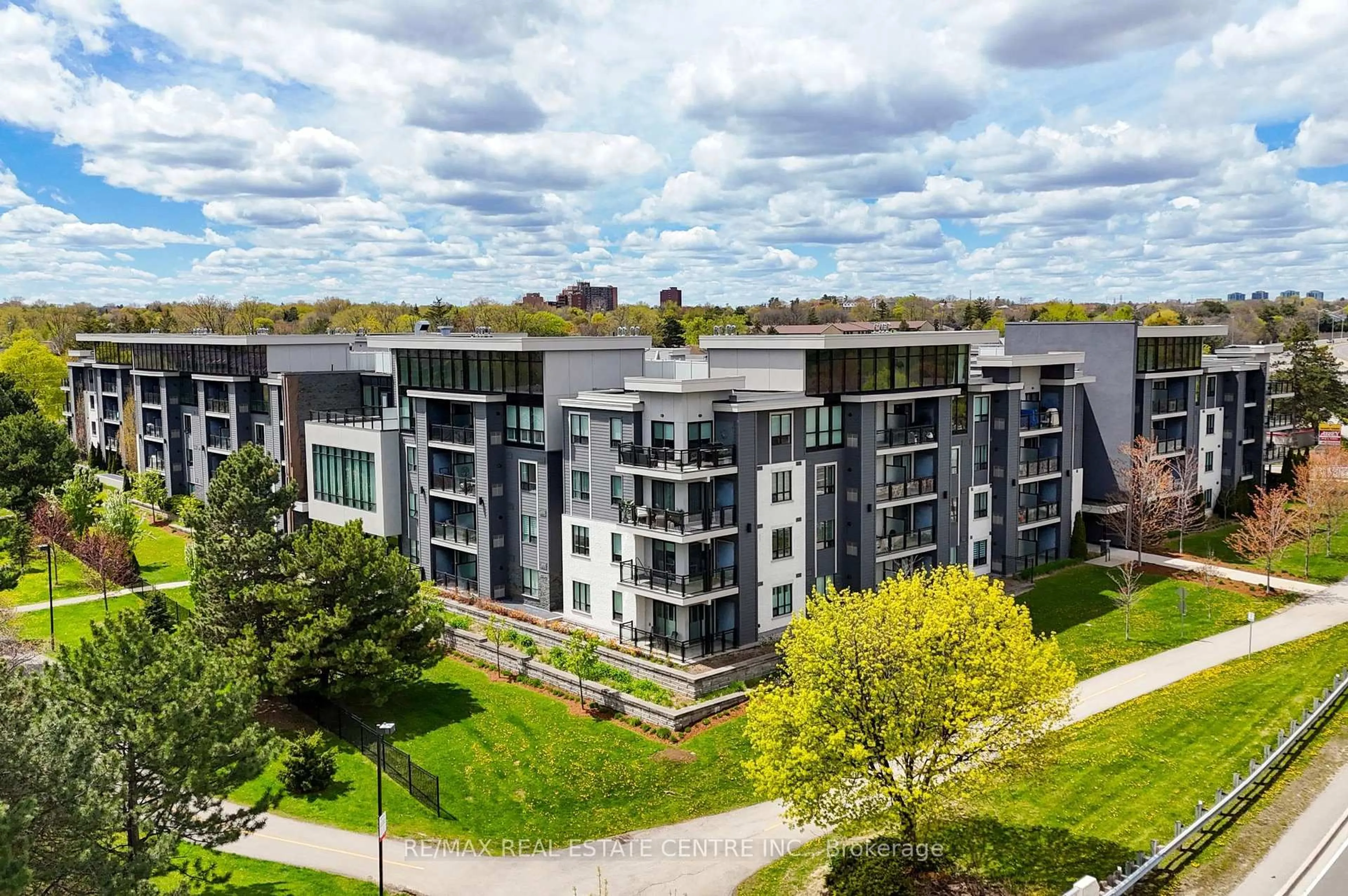 A pic from outside/outdoor area/front of a property/back of a property/a pic from drone, building for 3170 Erin Mills Pkwy #103, Mississauga Ontario L5L 0B6