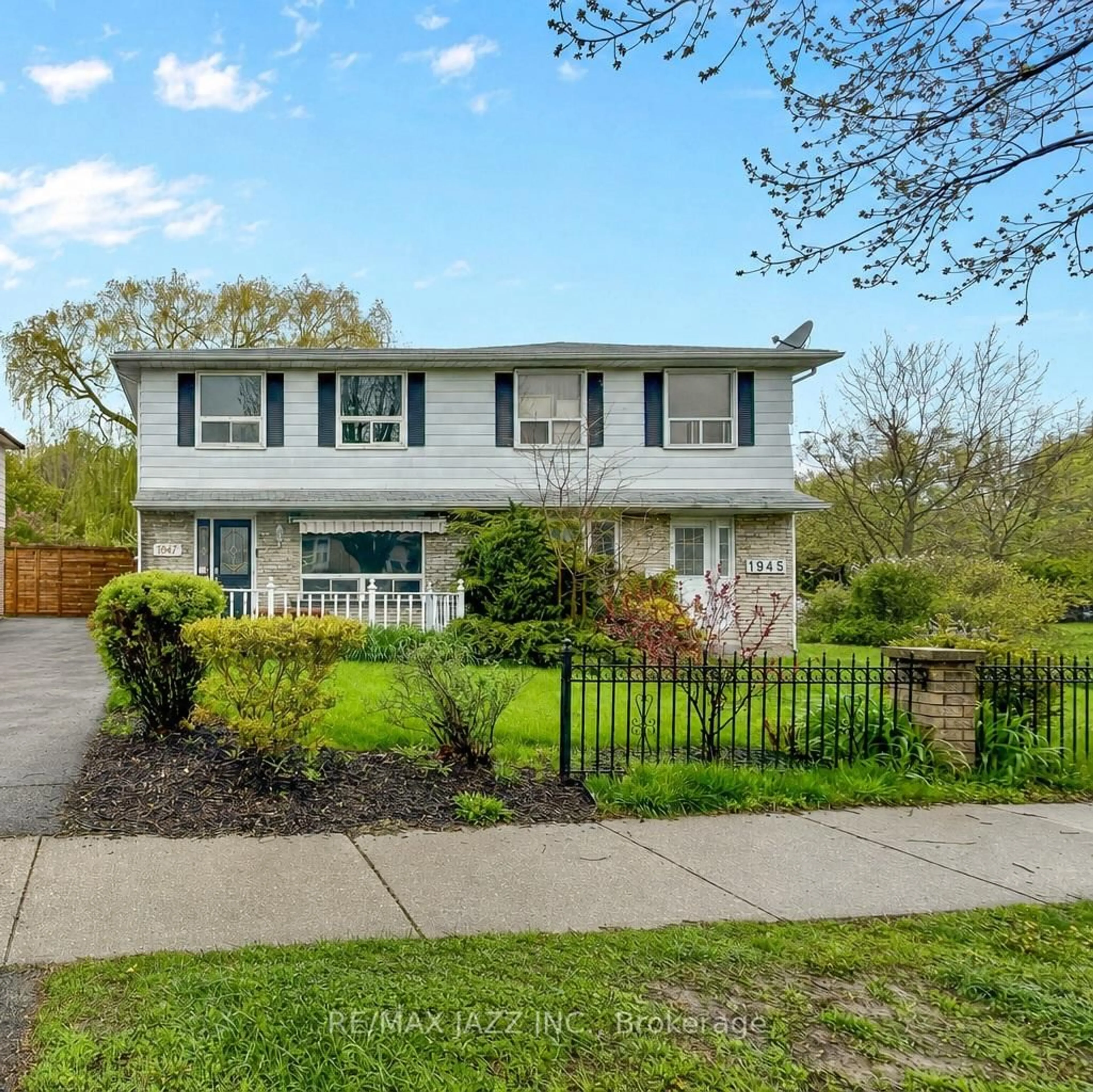Home with vinyl exterior material, street for 1947 Bonnymede Dr, Mississauga Ontario L5J 1E4